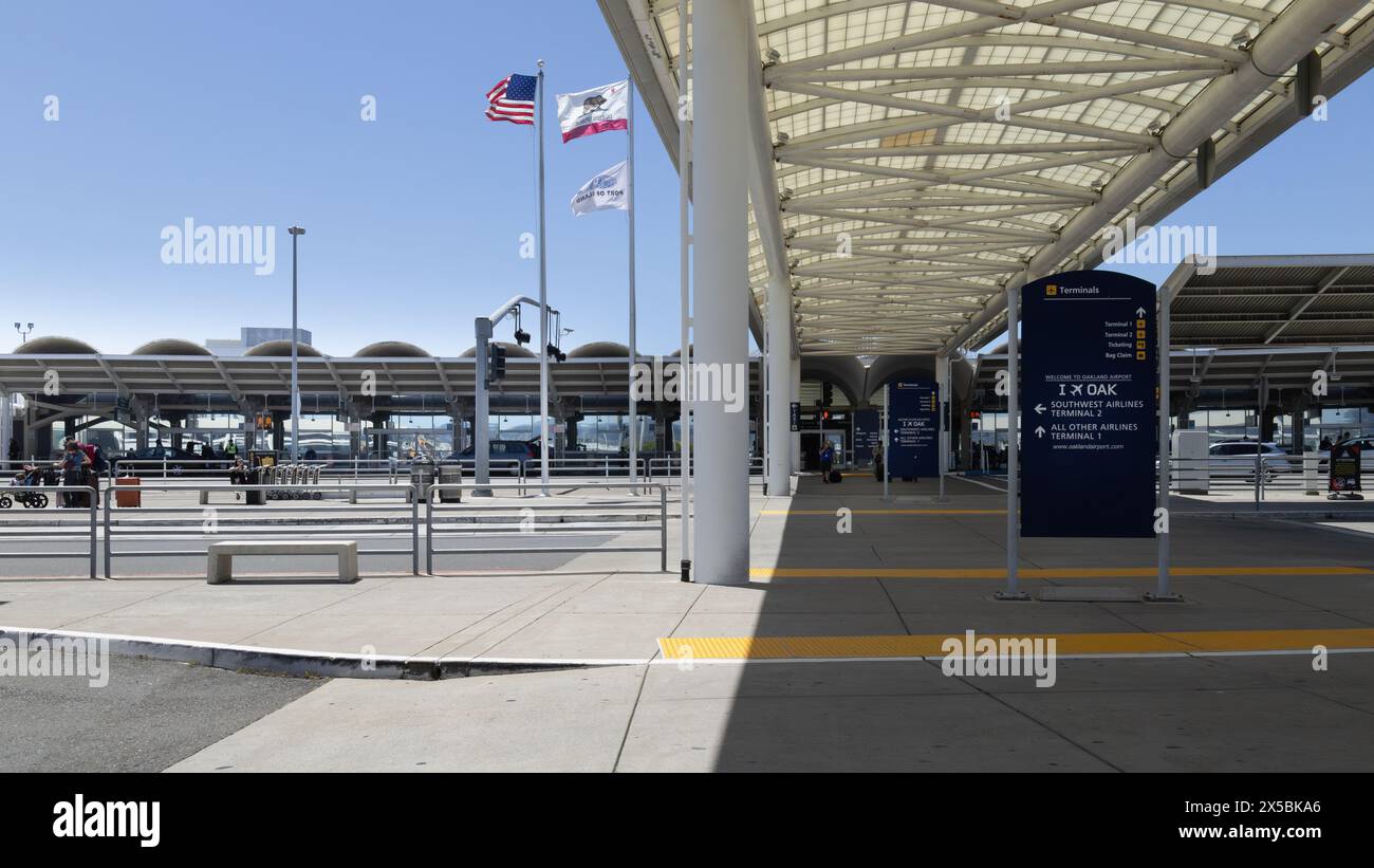 Oakland, Californie, États-Unis : 1er mai 2024 : accès au terminal 1 via une passerelle avec signalisation visible à l'aéroport international d'Oakland. Banque D'Images