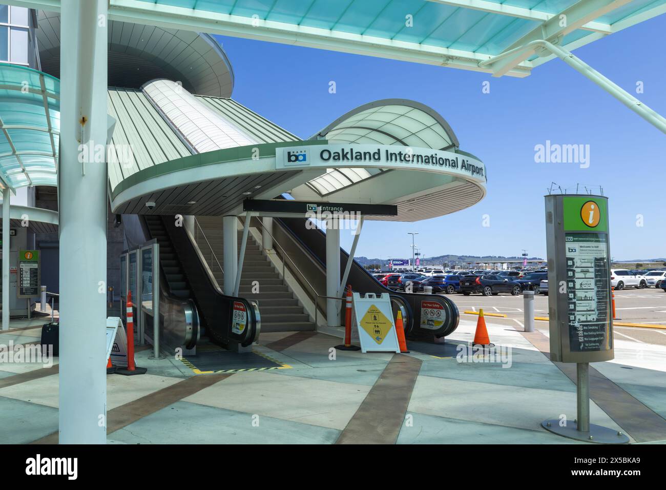 Oakland, Californie, États-Unis. 01 mai 2024 : la gare BART offre une entrée facile à l'aéroport international d'Oakland. Banque D'Images