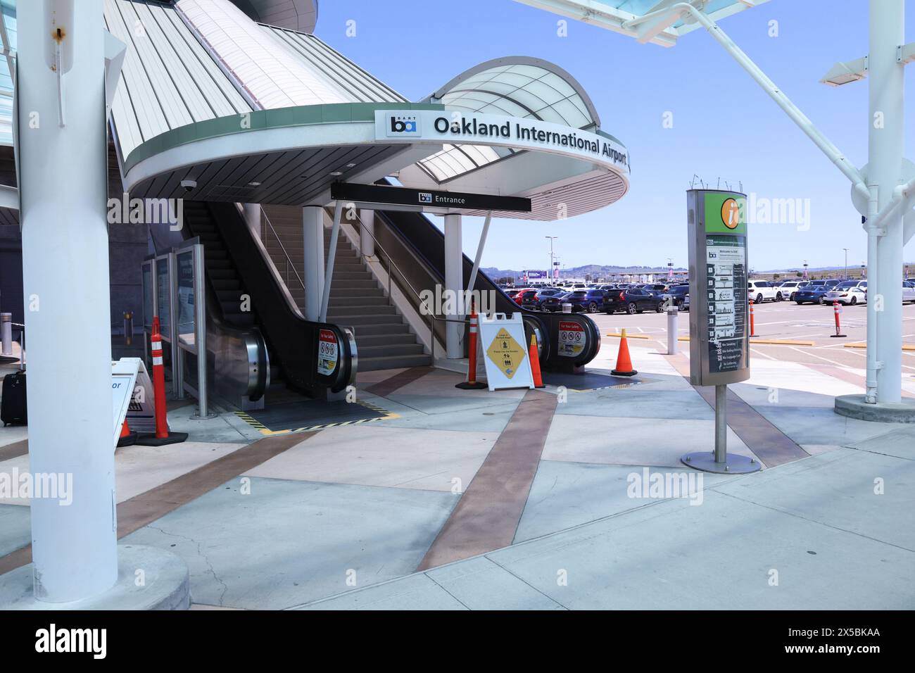 Oakland, Californie, États-Unis. 01 mai 2024 : la gare BART offre une entrée facile à l'aéroport international d'Oakland. Banque D'Images