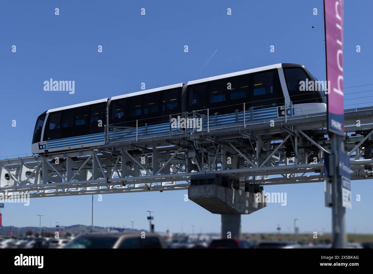 Oakland, Californie, États-Unis. 01 mai 2024 : Aéroport International d'Oakland, BART train et monorail intégration pour un voyage efficace. Banque D'Images