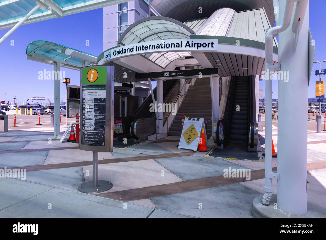 Oakland, Californie, États-Unis. 01 mai 2024 : la gare BART offre une entrée facile à l'aéroport international d'Oakland. Banque D'Images