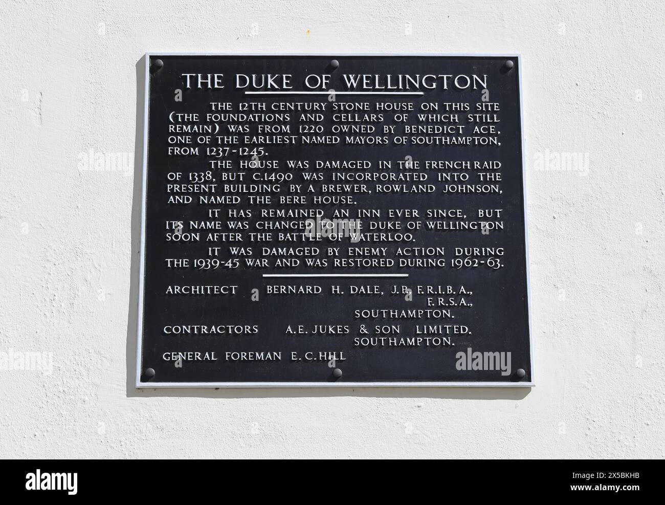 Pub Duke of Wellington sur Bugle Street, Southampton, dans un bâtiment historique avec des poutres en chêne datant de 1220, servant de vraies bières et de la nourriture traditionnelle. Banque D'Images