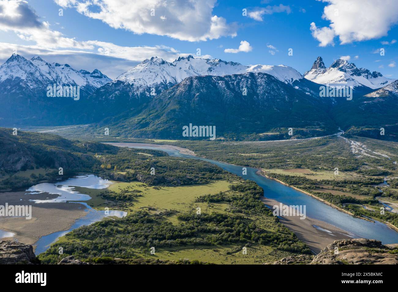 Les bras largement ramifiés de la rivière Rio Ibanez, près de Villa Cerro Castillo, vue aérienne, montagnes enneigées au début du printemps, Patagonie, Chili Banque D'Images