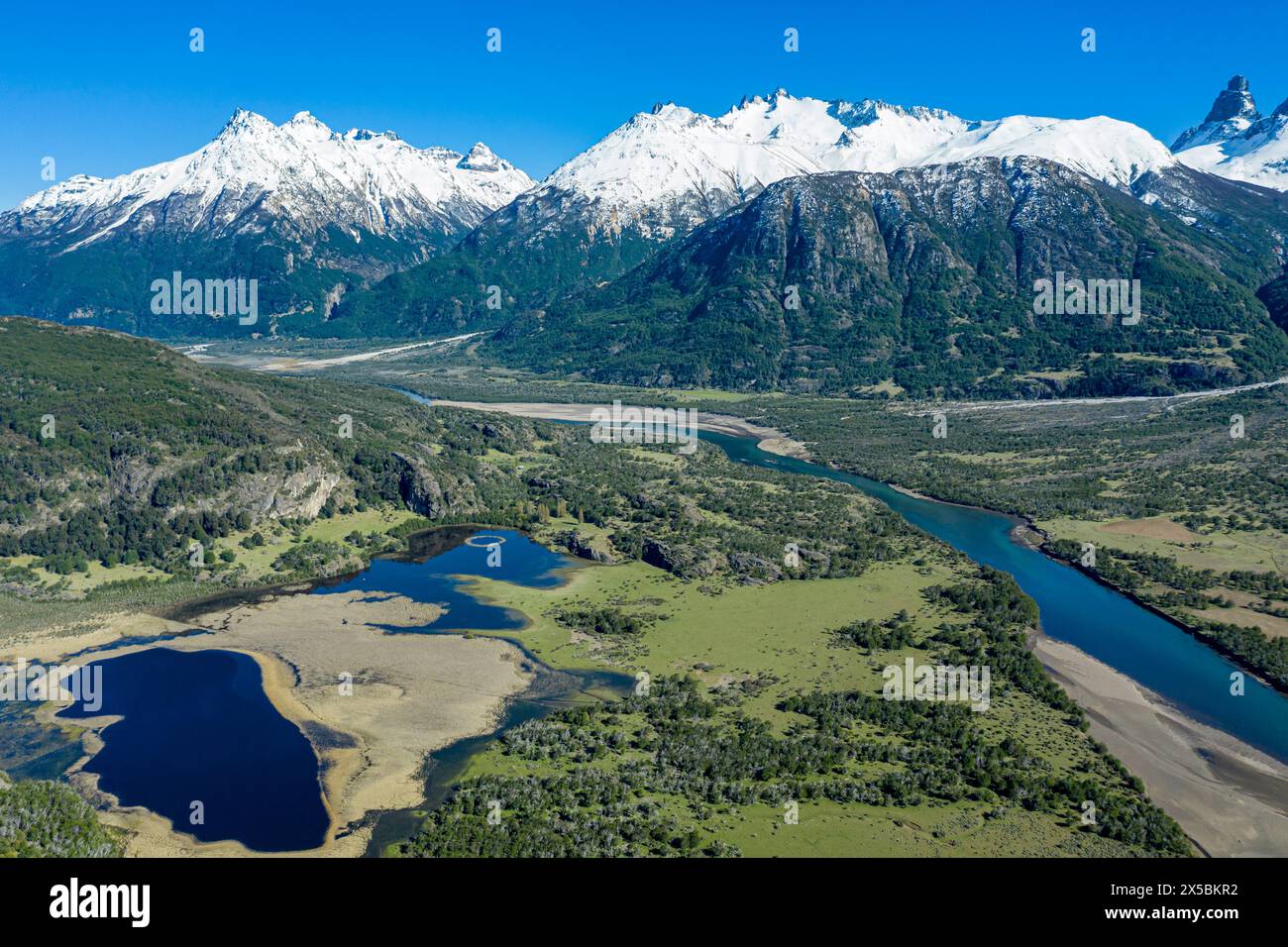 Les bras largement ramifiés de la rivière Rio Ibanez, près de Villa Cerro Castillo, vue aérienne, montagnes enneigées au début du printemps, Patagonie, Chili Banque D'Images