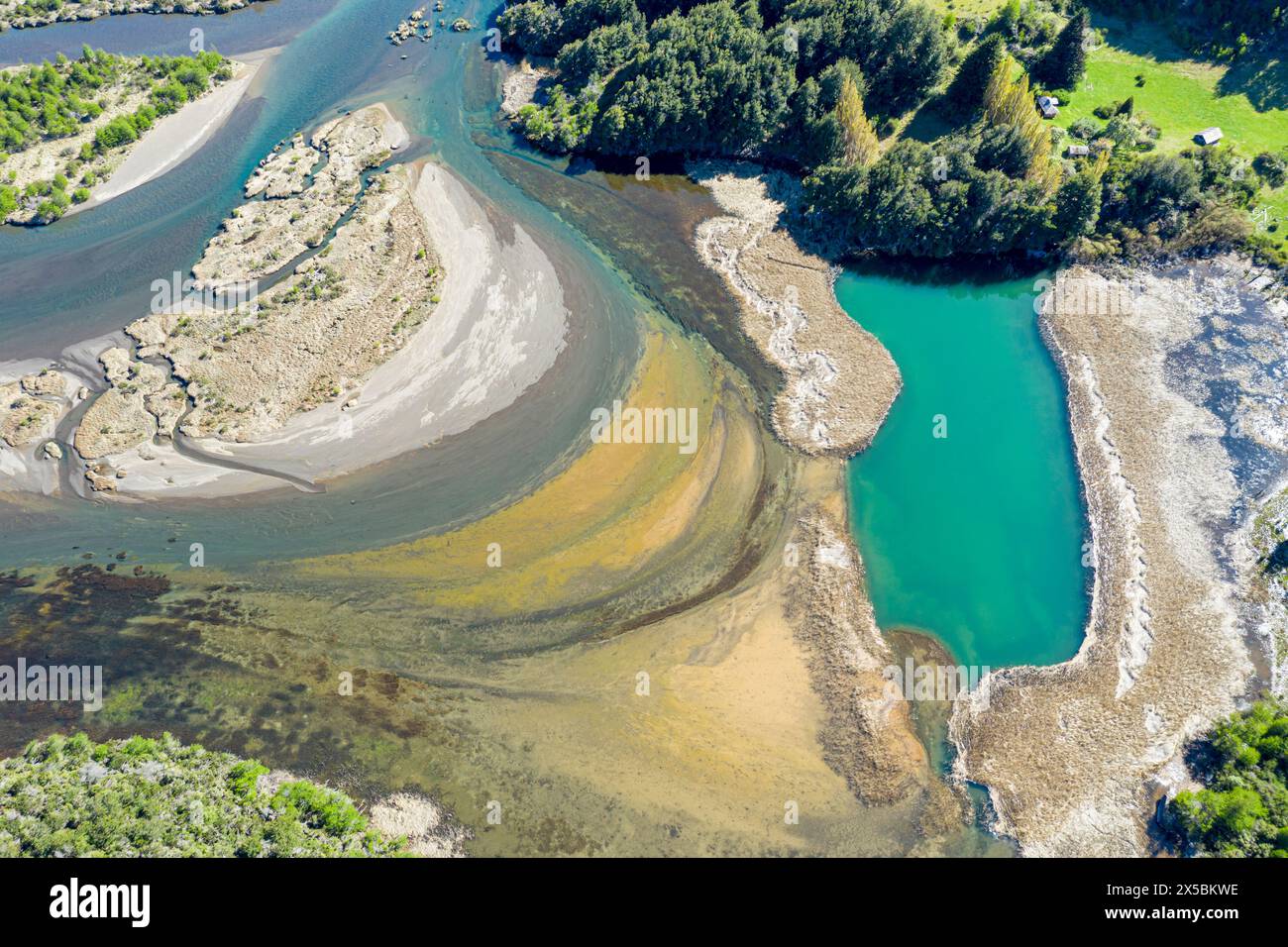 Les bras largement ramifiés de la rivière Rio Ibanez, près de Villa Cerro Castillo, reflets sur l'eau, vue aérienne , début du printemps, Patagonie, Chili Banque D'Images