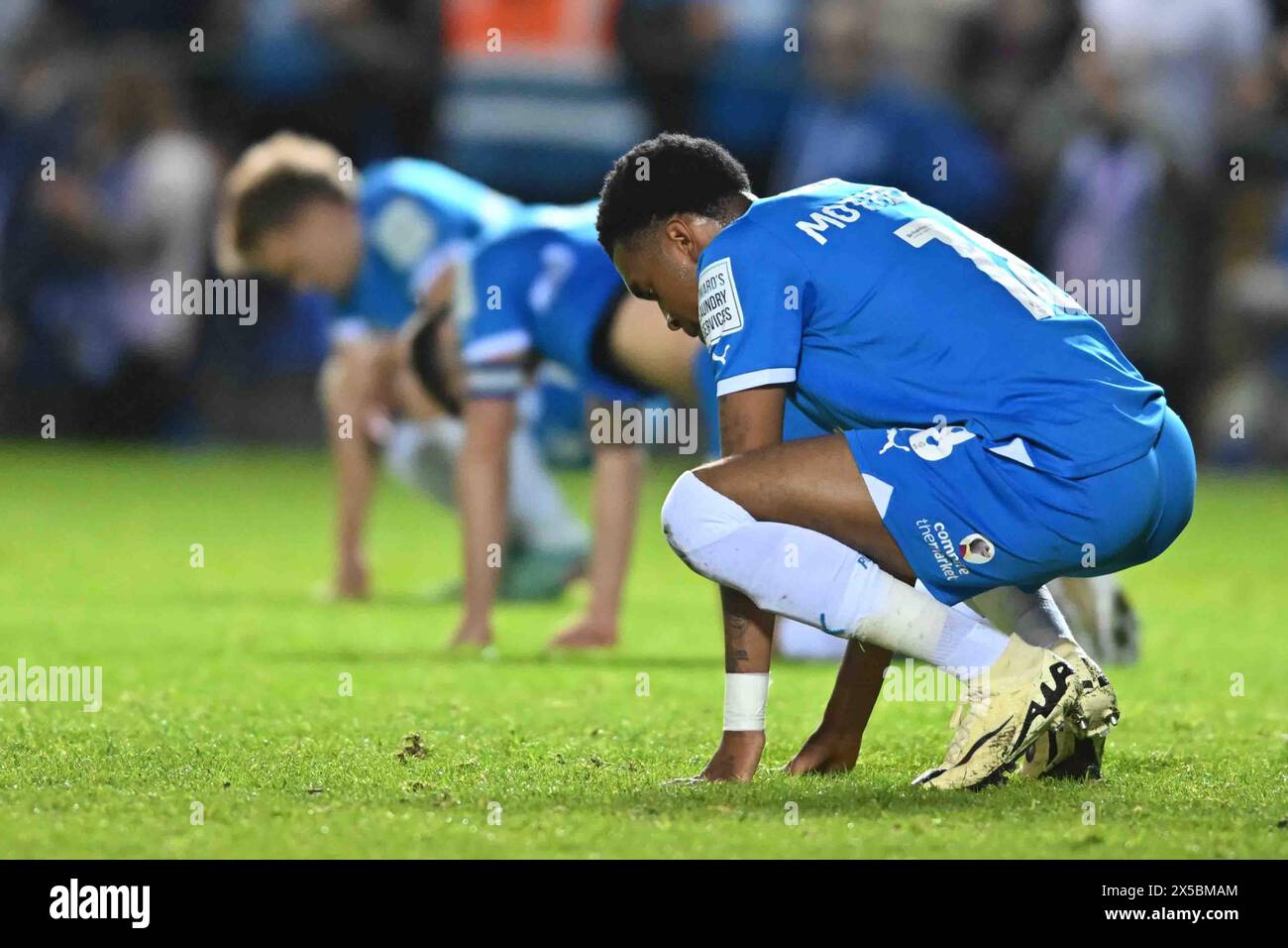 Les joueurs de Peterborough se sont abattus après match lors de la deuxième manche de la demi-finale Play Off de Sky Bet League 1 entre Peterborough et Oxford United à London Road, Peterborough, mercredi 8 mai 2024. (Photo : Kevin Hodgson | mi News) crédit : MI News & Sport /Alamy Live News Banque D'Images