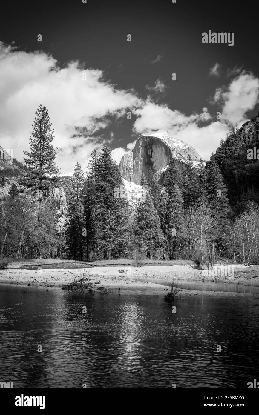 Vue sur Half Dome et la rivière Merced à travers les arbres, Yosemite Valley, Yosemite National Park, Californie, États-Unis. Banque D'Images