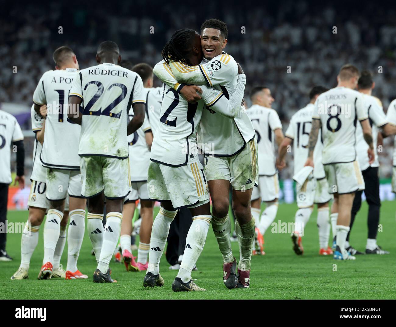 Jude Bellingham du Real Madrid (à droite) et Eduardo Camavinga célèbrent la demi-finale de la Ligue des champions de l'UEFA, match de deuxième manche au Santiago Bernabeu, Madrid. Date de la photo : mercredi 8 mai 2024. Banque D'Images