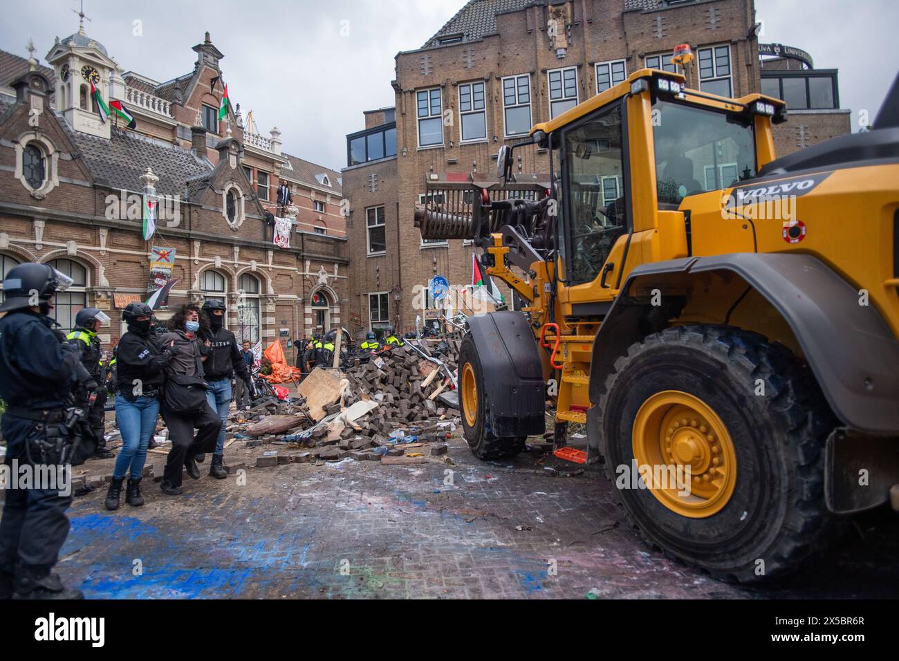 8 mai 2024, Amsterdam, pays-Bas. Un manifestant pro-palestinien est arrêté alors qu'un engin de terrassement brise des barricades construites par des étudiants de l'Université d'Amsterdam. Crédit : Jay Kogler/Alamy Live News Banque D'Images
