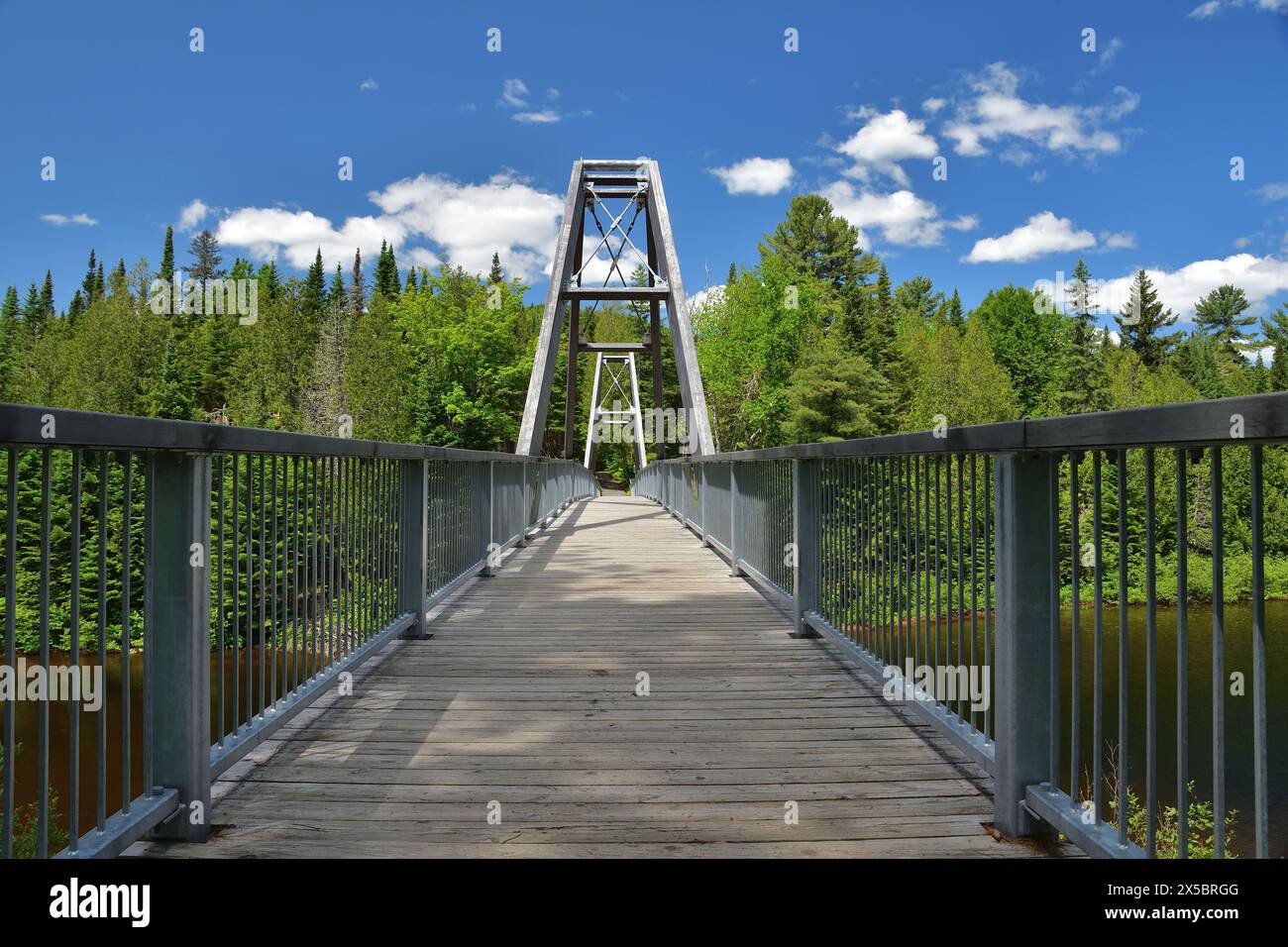 Parc national de la Mauricie célèbre pont piétonnier sur le lac Wapizagonke par une journée ensoleillée Banque D'Images