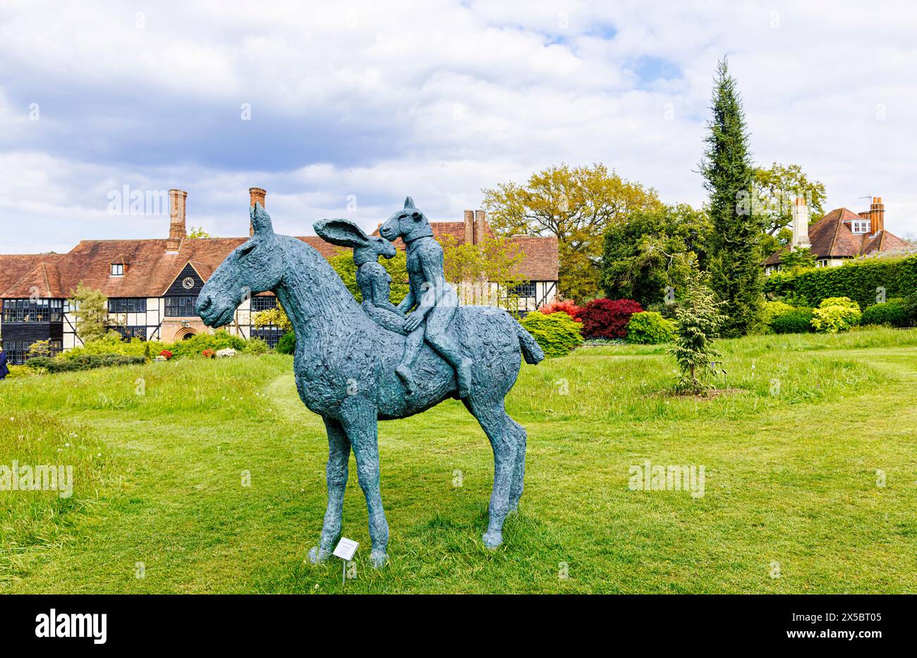 Statue de bronze 'Lovers on Horseback' par Sophie Ryder près du Laboratory Building dans RHS Garden Wisley, Surrey, sud-est de l'Angleterre au printemps Banque D'Images