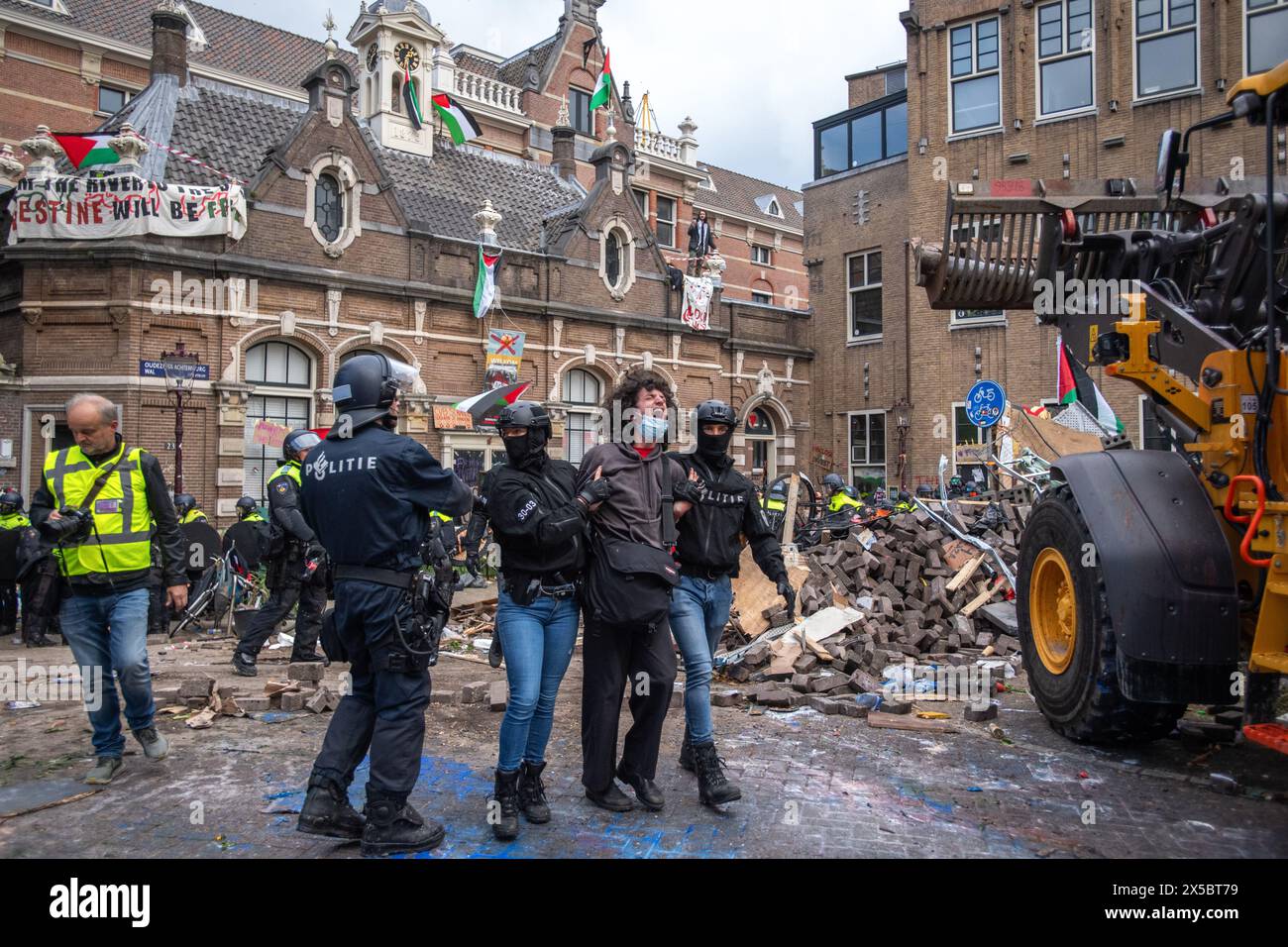 8 mai 2024, Amsterdam, pays-Bas. Un manifestant pro-palestinien est arrêté alors qu'un engin de terrassement brise des barricades construites par des étudiants à l'extérieur de l'Université d'Amsterdam. Crédit : Jay Kogler/Alamy Live News Banque D'Images