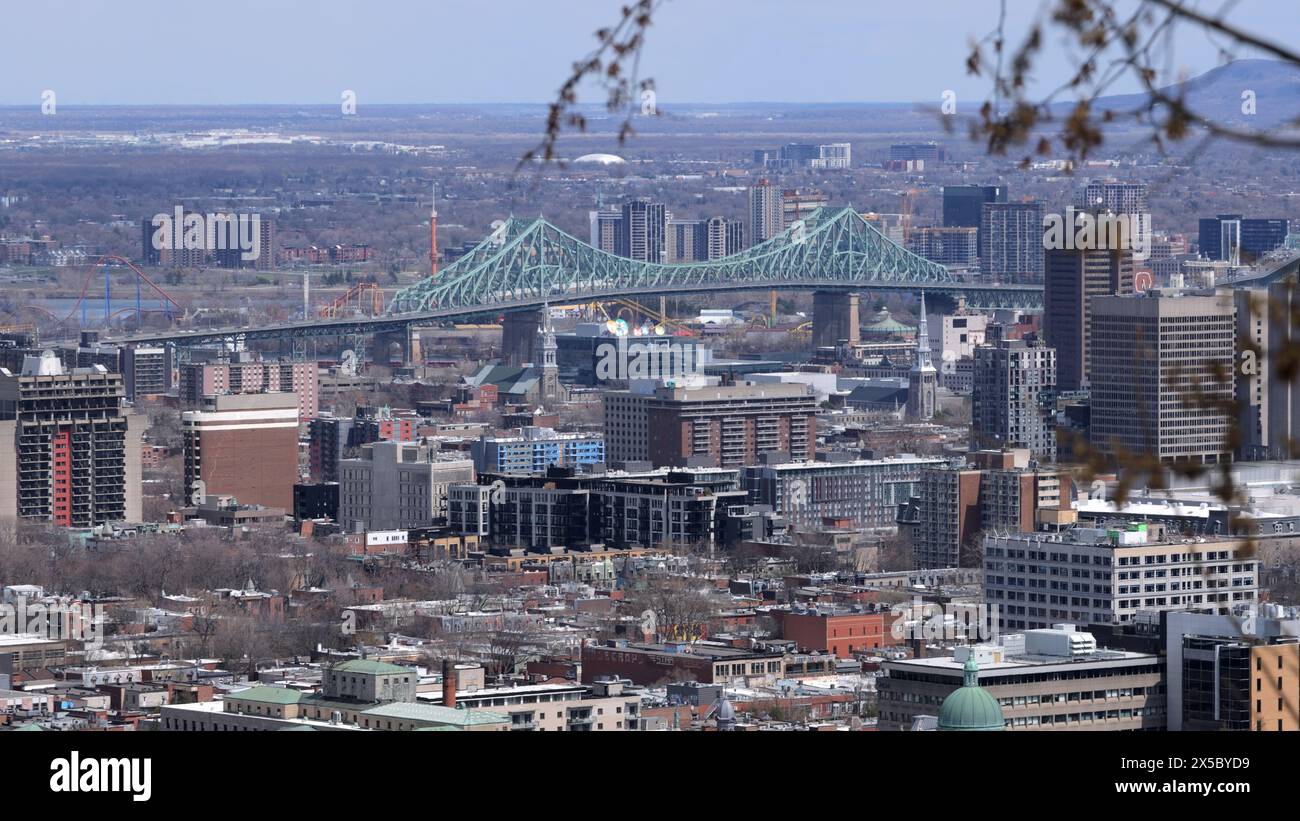 Vue panoramique sur la ville de Montréal Canada avec le pont Jacques-Cartier - MONTRÉAL, CANADA - 20 AVRIL 2024 Banque D'Images