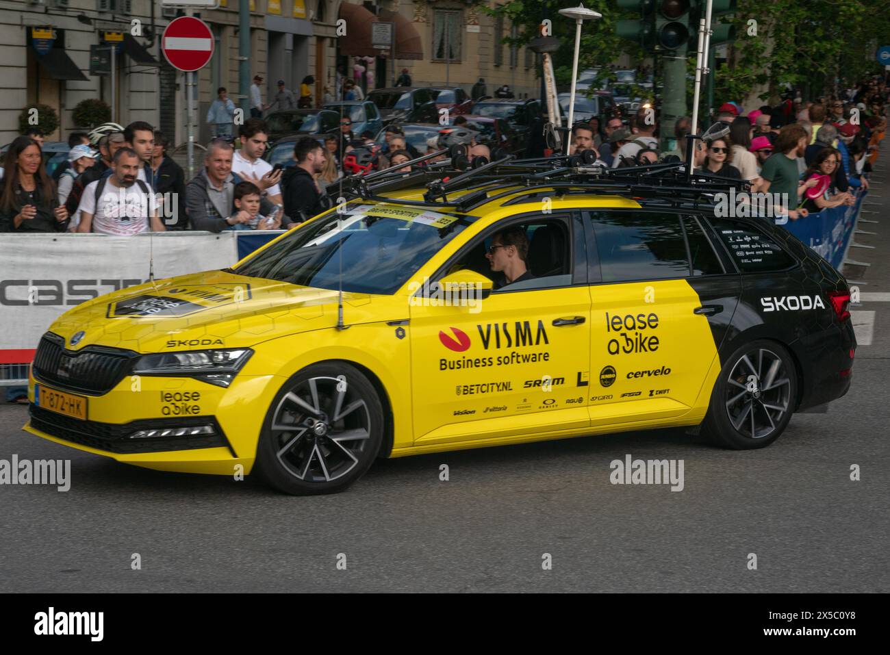 Giro d'Italia sponsorise les équipes de la grande course cycliste, avec des équipes de soutien technique et des voitures. pull rose, tour d'italie 2024, turin, italie, 4 mai 2 Banque D'Images