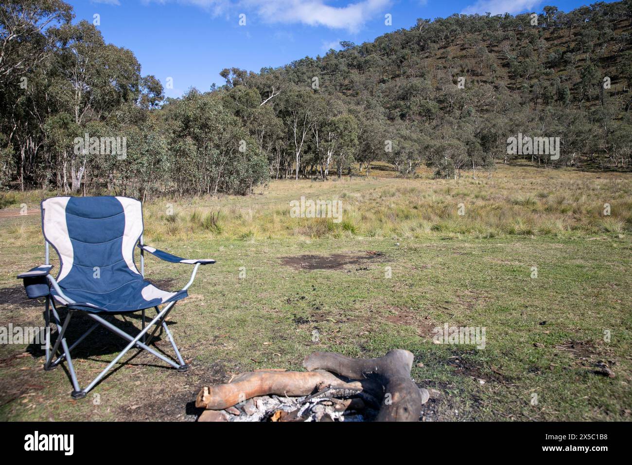 Turn parc national en Nouvelle-Galles du Sud, jour des crachats de ciel bleu avec chaise de camp à côté du site de feu de camp, Australie Banque D'Images