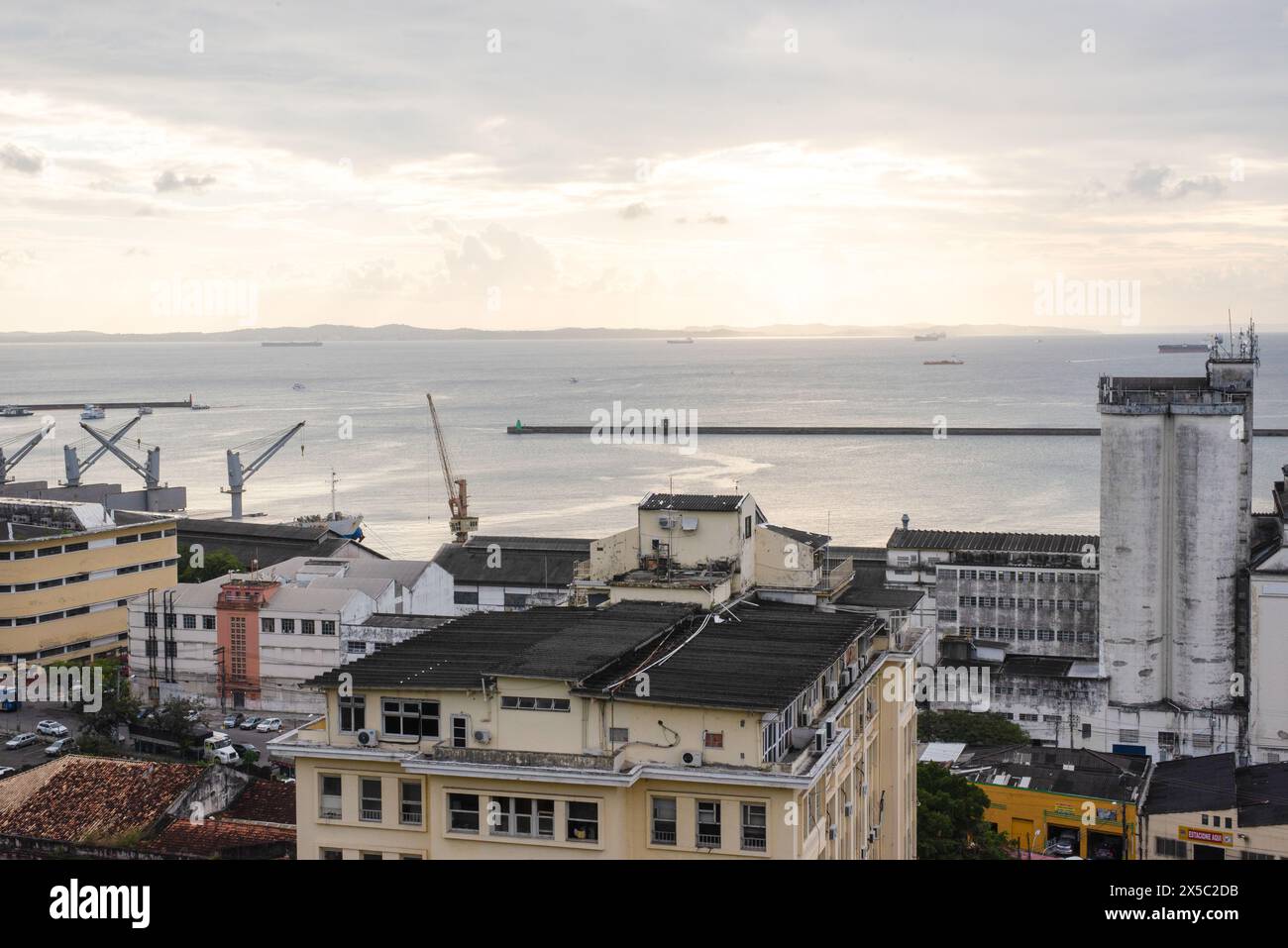 Salvador, Bahia, Brésil - 23 août 2019 : vue sur le quartier de Cidade Baixa et la baie de tous les Saints dans la ville de Salvador, Bahia. Banque D'Images