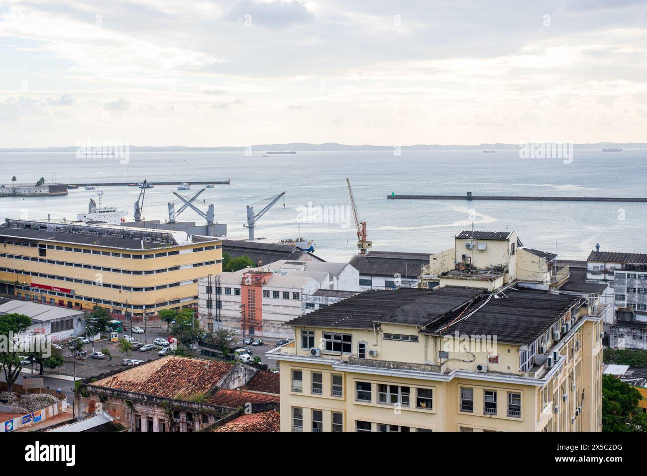 Salvador, Bahia, Brésil - 23 août 2019 : vue du quartier commercial et Baía de Todos os Santos dans la ville de Salvador, Bahia. Banque D'Images