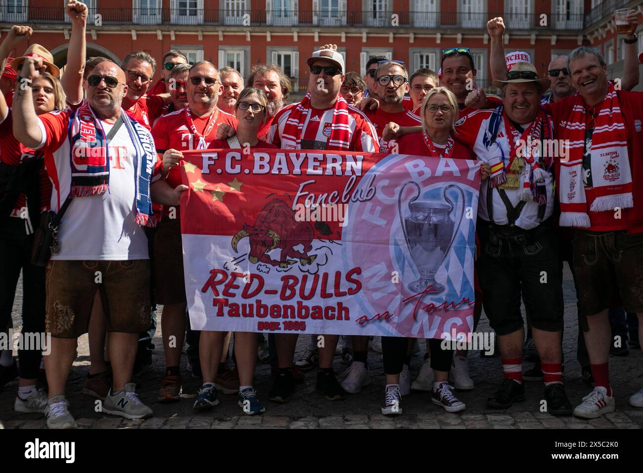 Un groupe de fans du club allemand Bayern Munich portent une bannière sur la Plaza Mayor de Madrid. Les fans du club de football allemand Bayern Munich se sont rassemblés sur la Plaza Mayor de Madrid avant un match contre le Real Madrid au stade Santioago Bernabeu. Banque D'Images