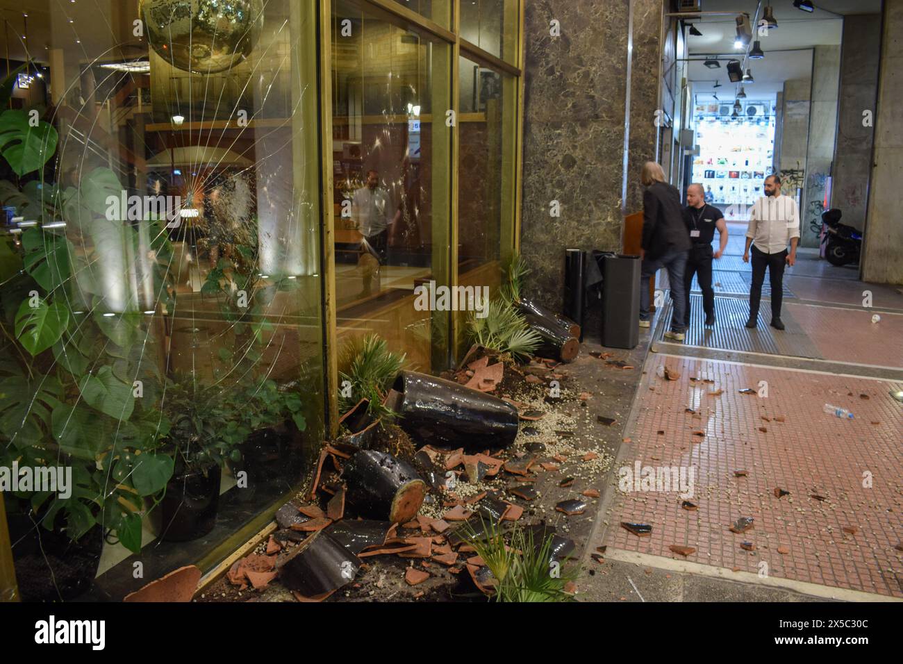 Athènes, Grèce. 07 mai 2024. Une vue de l'extérieur endommagé d'un hôtel de la ville, avec du verre brisé, des pots de plantes endommagés et d'autres débris de l'intérieur du hall est vue après une manifestation pro-palestinienne contre les actions israéliennes à Rafah. (Photo de Dimitris Aspiotis/Pacific Press) crédit : Pacific Press Media production Corp./Alamy Live News Banque D'Images