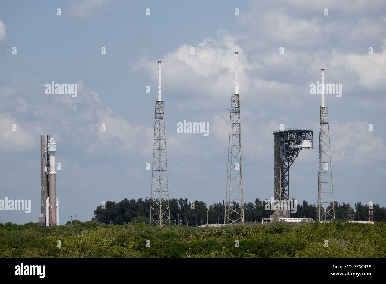 Cap Canaveral, États-Unis. 08 mai 2024. Une fusée Atlas V de la United Launch Alliance (ULA) avec le vaisseau spatial CST-100 Starliner de Boeing est retournée à la verticale Integration Facility pour remplacer une vanne de régulation de pression sur la fusée Atlas V, à Cape Canaveral Space Force Station (CCSFS) en Floride le mercredi 8 mai 2024. Le Boeing Crew Flight test de la NASA sera le premier lancement avec des astronautes du vaisseau spatial Boeing CFT-100 et de la fusée Atlas V de l'United Launch Alliance vers la Station spatiale internationale. Photo NASA par Joel Kowsky/UPI crédit : UPI/Alamy Live News Banque D'Images