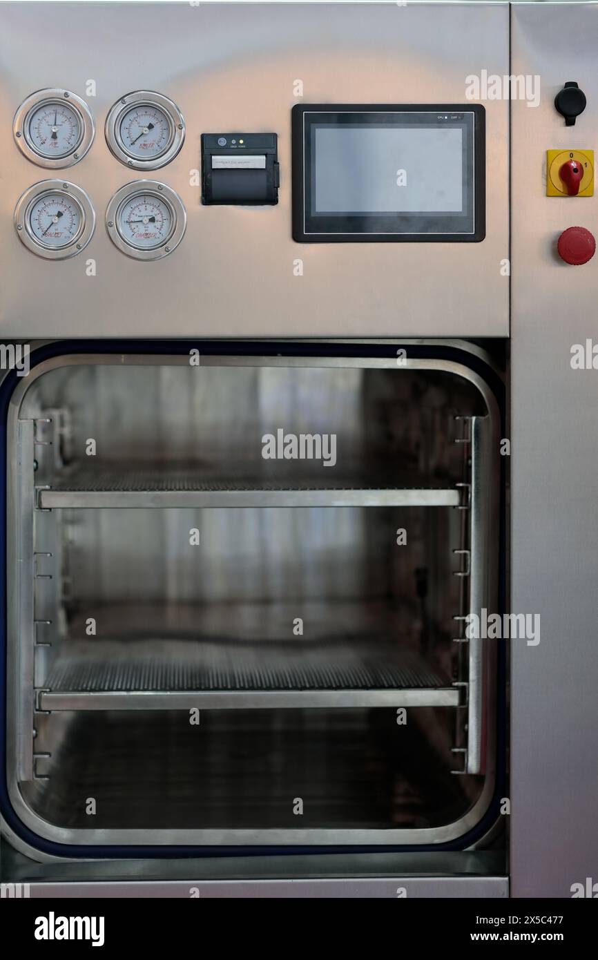 Machine autoclave de stérilisation à la vapeur à chambre rectangulaire à double enveloppe en acier inoxydable. Mise au point sélective. Banque D'Images