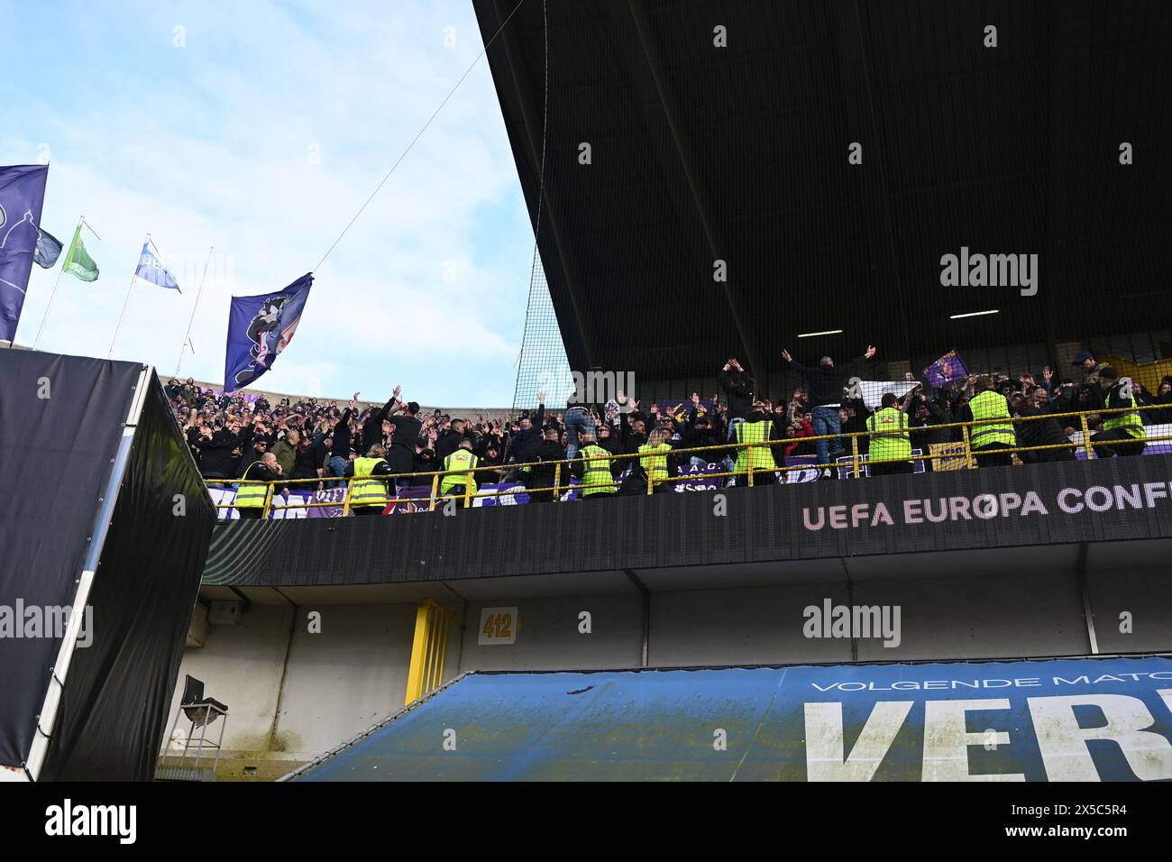 Supporters (Fiorentina) lors du match de l'UEFA Europa Conference League entre le Club Brugge 1-1 Fiorentina au stade Jan Breydel le 8 mai 2024 à Bruges, Belgique. Crédit : Maurizio Borsari/AFLO/Alamy Live News Banque D'Images