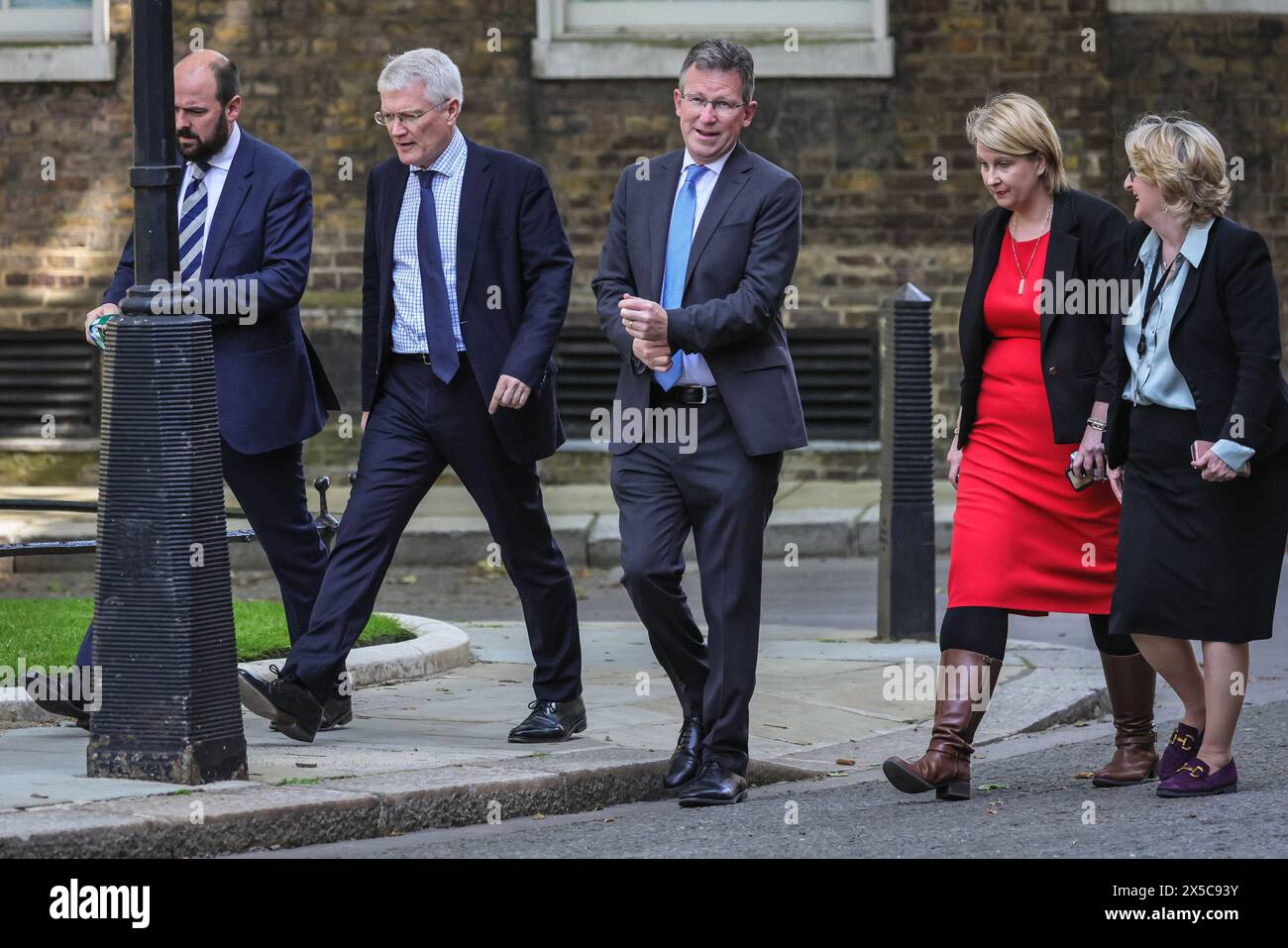 Londres, Royaume-Uni. 08 mai 2024. Le président du Parti conservateur Richard Holden et ses collègues. Des dizaines de députés conservateurs, d’anciens ministres et d’autres collègues assistent à Downing Street, apparemment pour une « présentation électorale » et une séance d’information avec le premier ministre et ses conseillers. Crédit : Imageplotter/Alamy Live News Banque D'Images