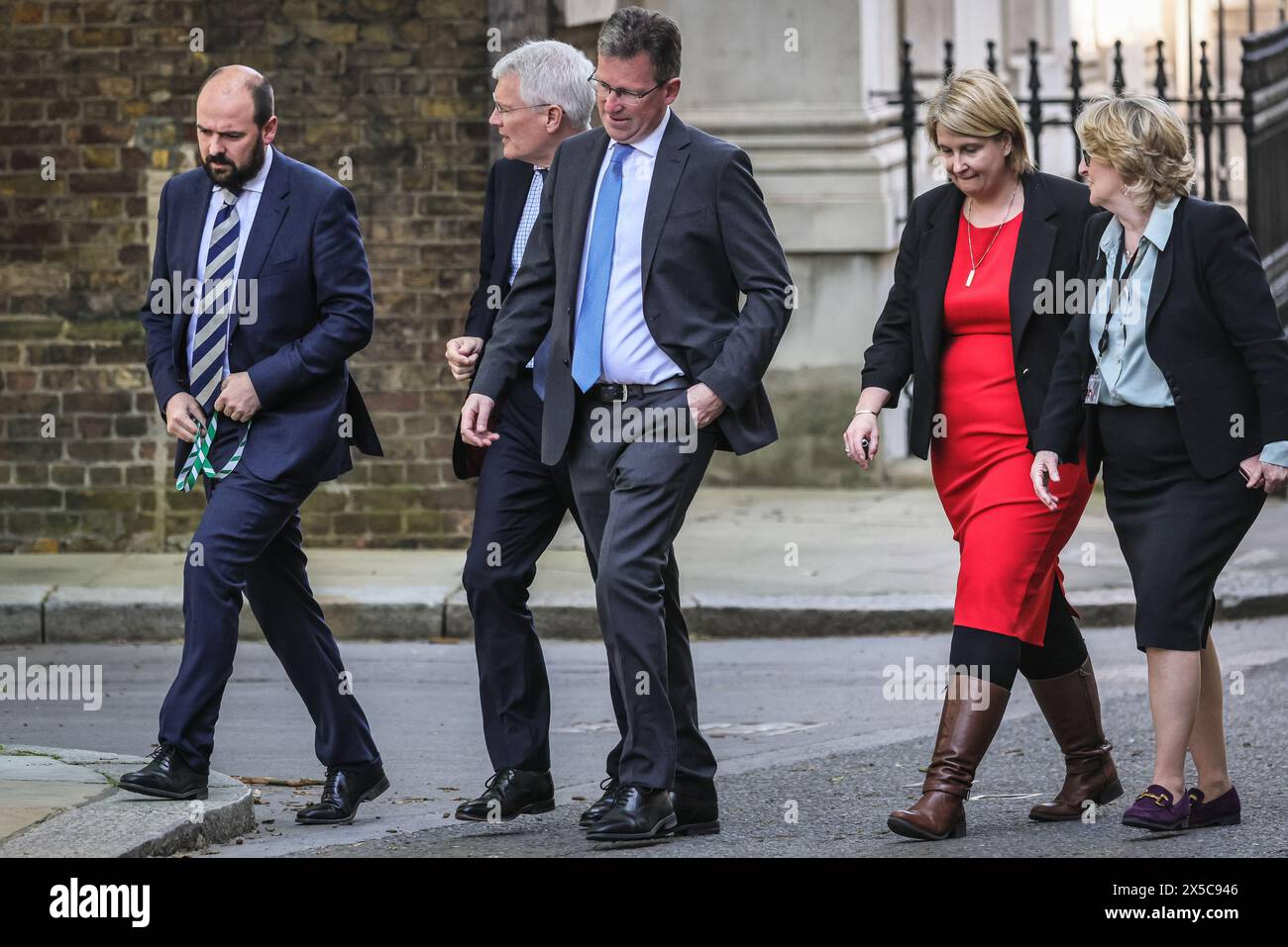 Londres, Royaume-Uni. 08 mai 2024. Le président du Parti conservateur Richard Holden et ses collègues. Des dizaines de députés conservateurs, d’anciens ministres et d’autres collègues assistent à Downing Street, apparemment pour une « présentation électorale » et une séance d’information avec le premier ministre et ses conseillers. Crédit : Imageplotter/Alamy Live News Banque D'Images