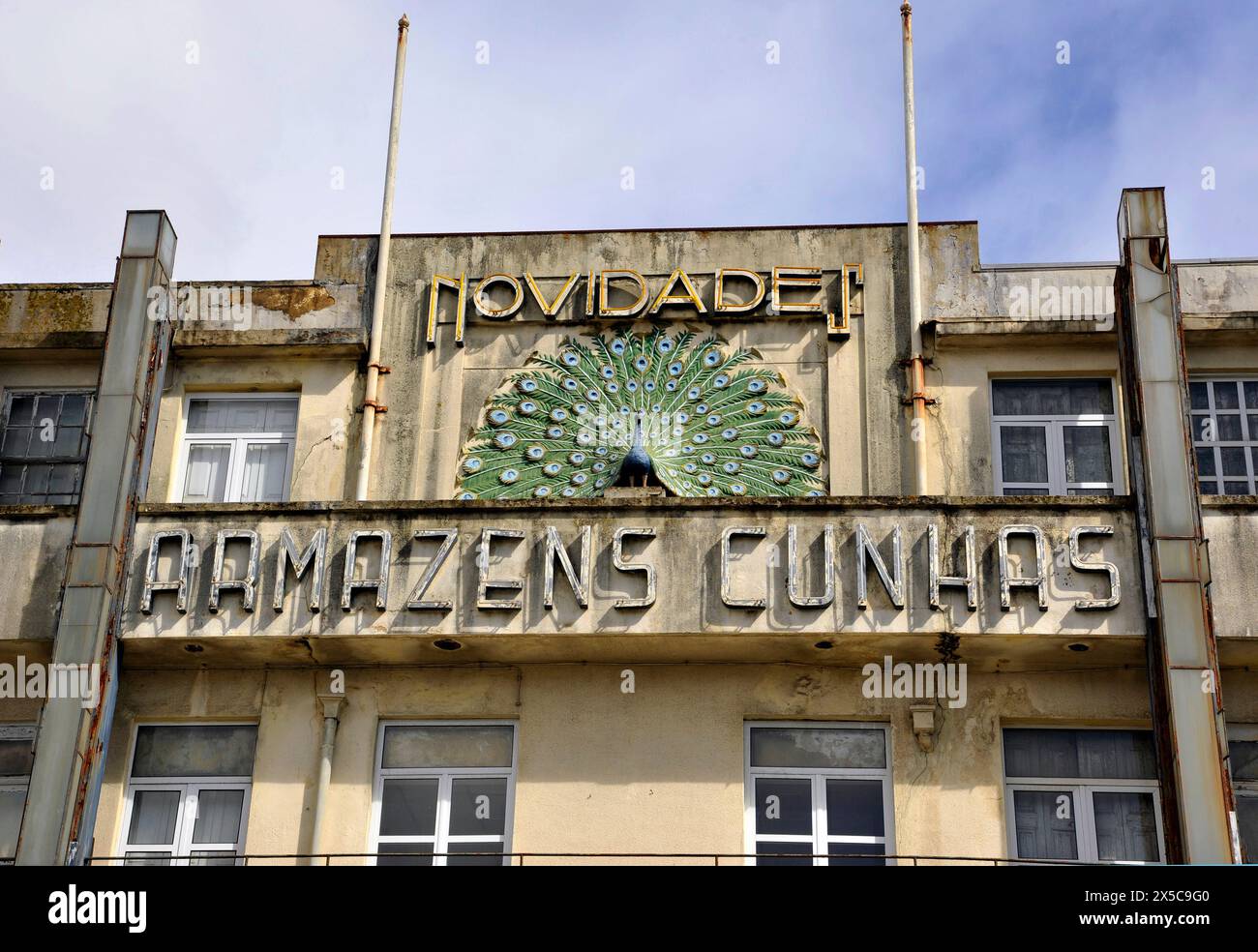 Façade du grand magasin avec signe paon vintage, Porto, Portugal, Europe Banque D'Images