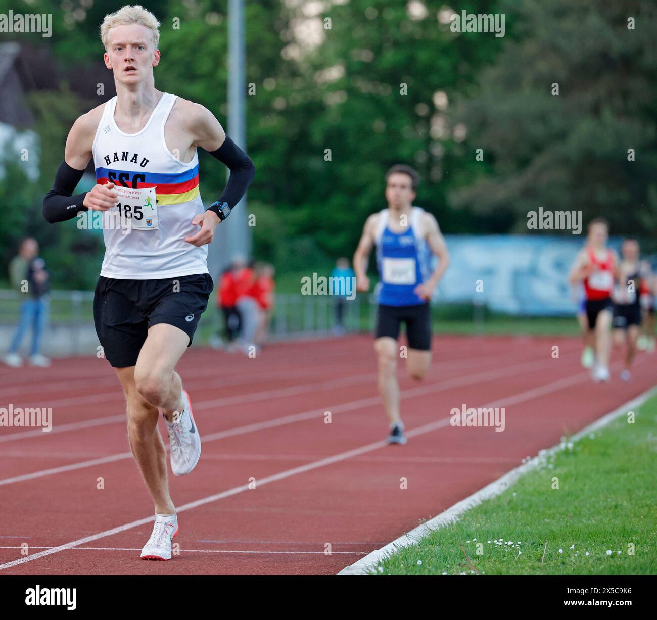 08.05.2024 Leichtathletik 1. Abendsportfest im TSV Stadion von TSV Pfungstadt 800m Lauf Männer im Ziel Sieger Gewinner Startnummer 185 Fynn Becker SSC Hanau-Rodenbach (Foto : Peter Henrich) Banque D'Images