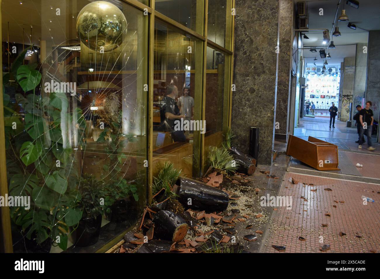 Athènes, Grèce. 7 mai 2024. Une vue de l'extérieur endommagé d'un hôtel de la ville, avec du verre brisé, des pots de plantes endommagés et d'autres débris de l'intérieur du hall est vue après une manifestation pro-palestinienne contre les actions israéliennes à Rafah. (Crédit image : © Dimitris Aspiotis/Pacific Press via ZUMA Press Wire) USAGE ÉDITORIAL SEULEMENT! Non destiné à UN USAGE commercial ! Banque D'Images