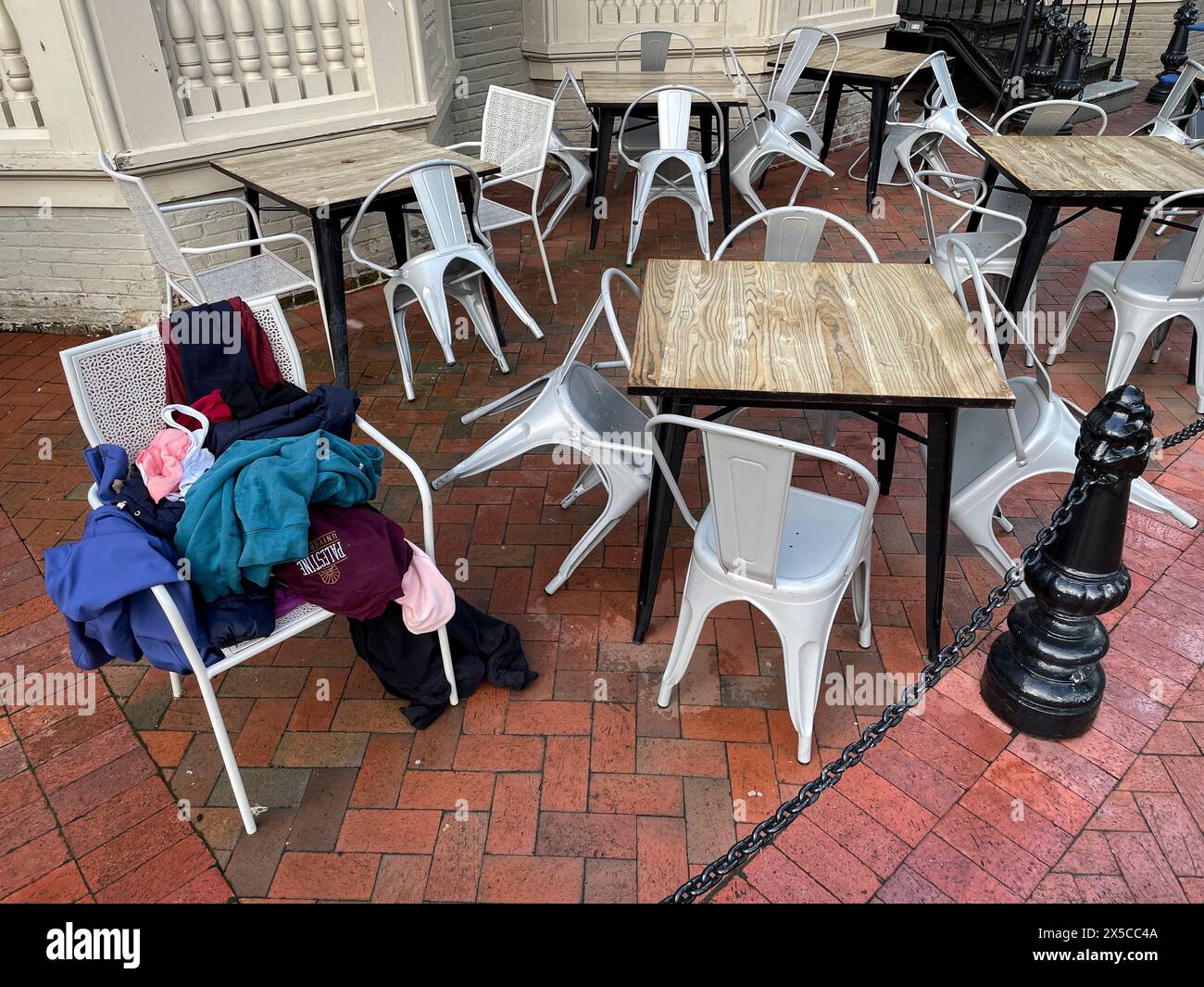 Washington, District de Columbia, États-Unis. 8 mai 2024. La police métropolitaine de DC a utilisé un spray au poivre pour repousser les partisans du campement de l'Université George Washington. Les gens fuyant l'attaque ont laissé le spray au poivre trempé les vêtements derrière. (Crédit image : © Sue Dorfman/ZUMA Press Wire) USAGE ÉDITORIAL SEULEMENT! Non destiné à UN USAGE commercial ! Banque D'Images