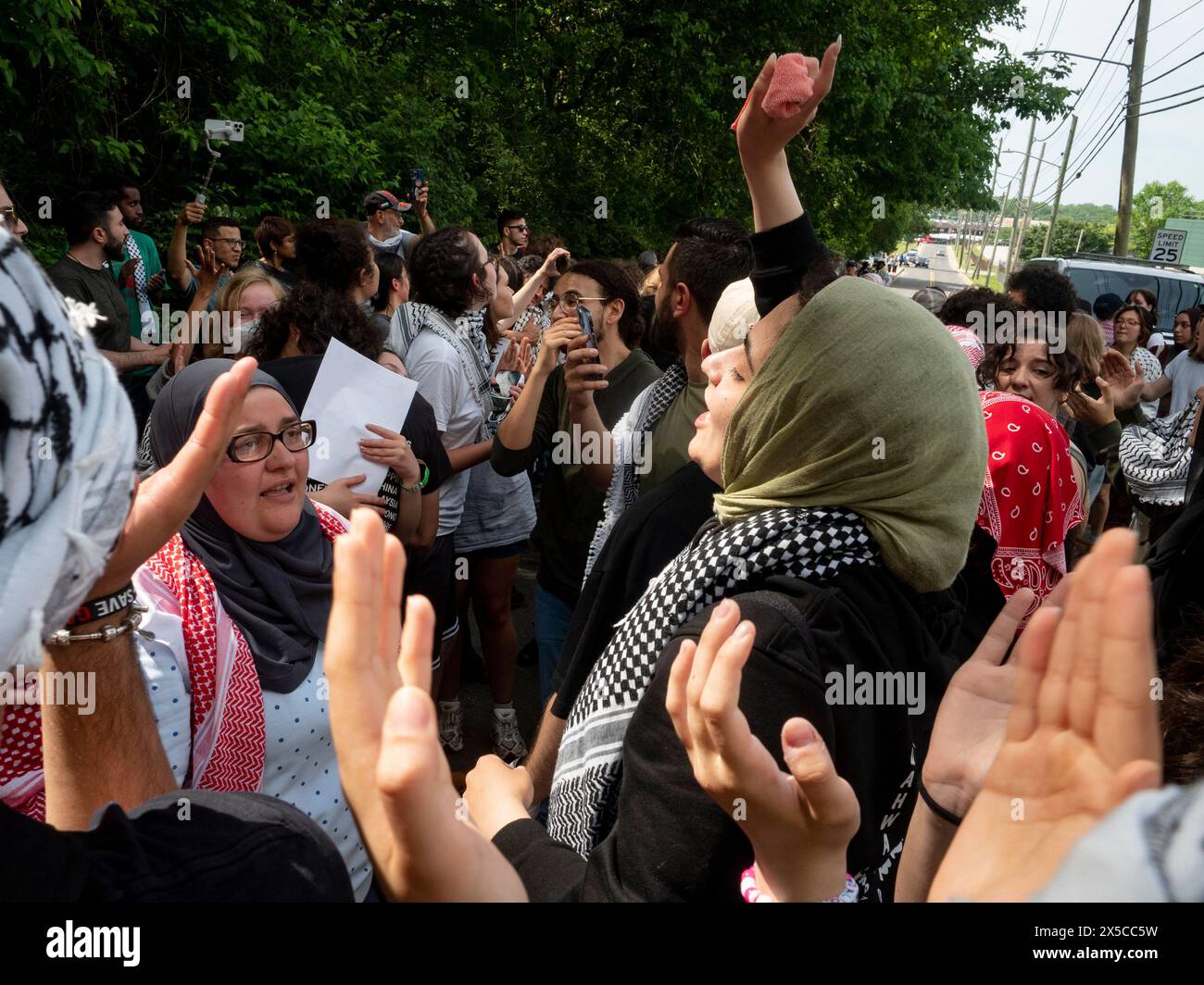 Washington, District de Columbia, États-Unis. 8 mai 2024. Récemment libérés de prison, les participants du campement de l'Université George Washington célèbrent avec leurs partisans. La police a fait une descente et a fermé le campement tôt le matin. (Crédit image : © Sue Dorfman/ZUMA Press Wire) USAGE ÉDITORIAL SEULEMENT! Non destiné à UN USAGE commercial ! Banque D'Images