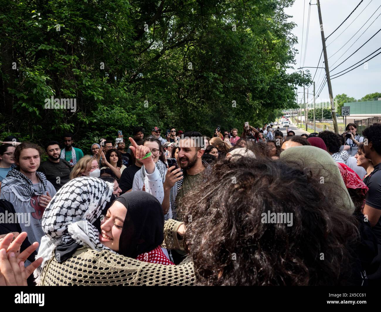 Washington, District de Columbia, États-Unis. 8 mai 2024. Récemment libérés de prison, les participants du campement de l'Université George Washington célèbrent avec leurs partisans. La police a fait une descente et a fermé le campement tôt le matin. (Crédit image : © Sue Dorfman/ZUMA Press Wire) USAGE ÉDITORIAL SEULEMENT! Non destiné à UN USAGE commercial ! Banque D'Images