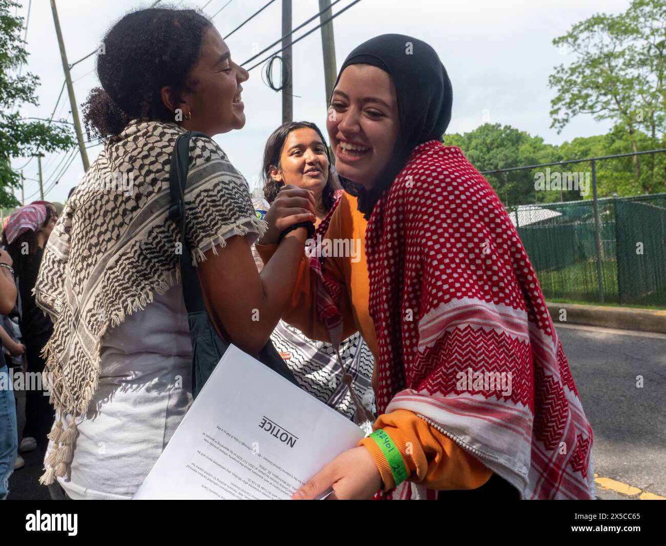 Washington, District de Columbia, États-Unis. 8 mai 2024. Récemment libérés de prison, les participants du campement de l'Université George Washington célèbrent avec leurs partisans. La police a fait une descente et a fermé le campement tôt le matin. (Crédit image : © Sue Dorfman/ZUMA Press Wire) USAGE ÉDITORIAL SEULEMENT! Non destiné à UN USAGE commercial ! Banque D'Images