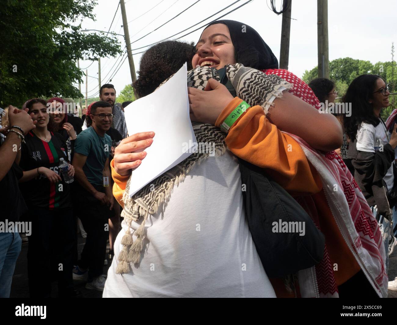 Washington, District de Columbia, États-Unis. 8 mai 2024. Récemment libérés de prison, les participants du campement de l'Université George Washington célèbrent avec leurs partisans. La police a fait une descente et a fermé le campement tôt le matin. (Crédit image : © Sue Dorfman/ZUMA Press Wire) USAGE ÉDITORIAL SEULEMENT! Non destiné à UN USAGE commercial ! Banque D'Images