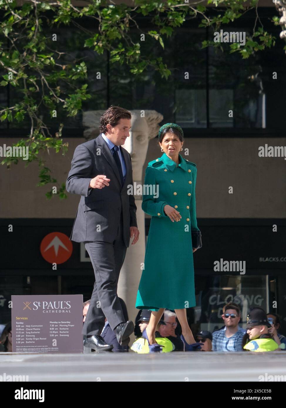 Londres, Royaume-Uni, 8 mai 2024. Akshata Murty, épouse du premier ministre Rishi Sunak et du député Johnny Mercer, ministre des anciens combattants, arrive à la cathédrale Saint-Paul pour le service d'action de grâce du 10e anniversaire d'Invictus. Crédit : onzième heure photographie/Alamy Live News Banque D'Images