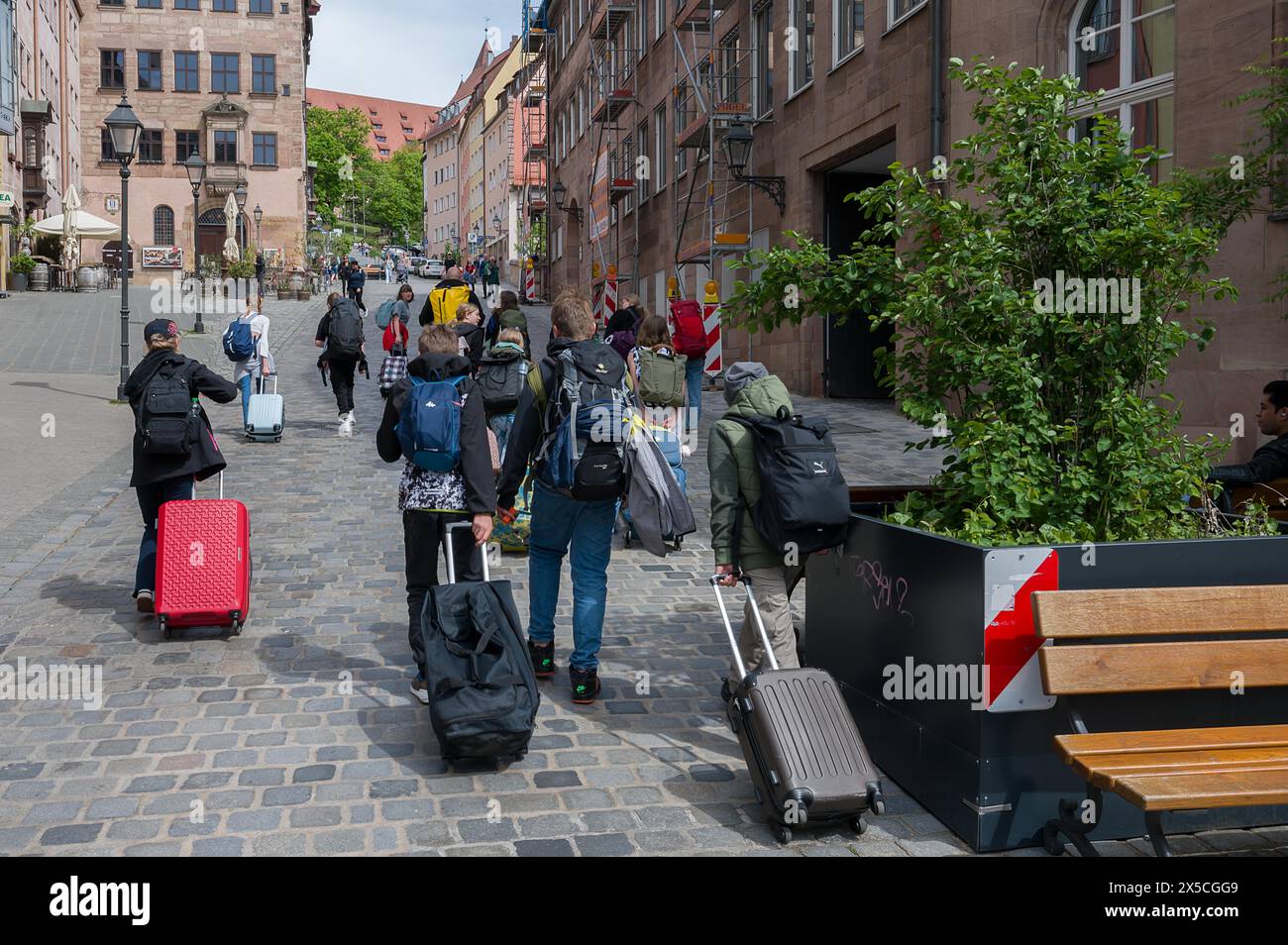 Marche de classe scolaire avec bagages à l'auberge de jeunesse DJH Nuremberg, Kaiserburg, Nuremberg, moyenne Franconie, Bavière, Allemagne Banque D'Images