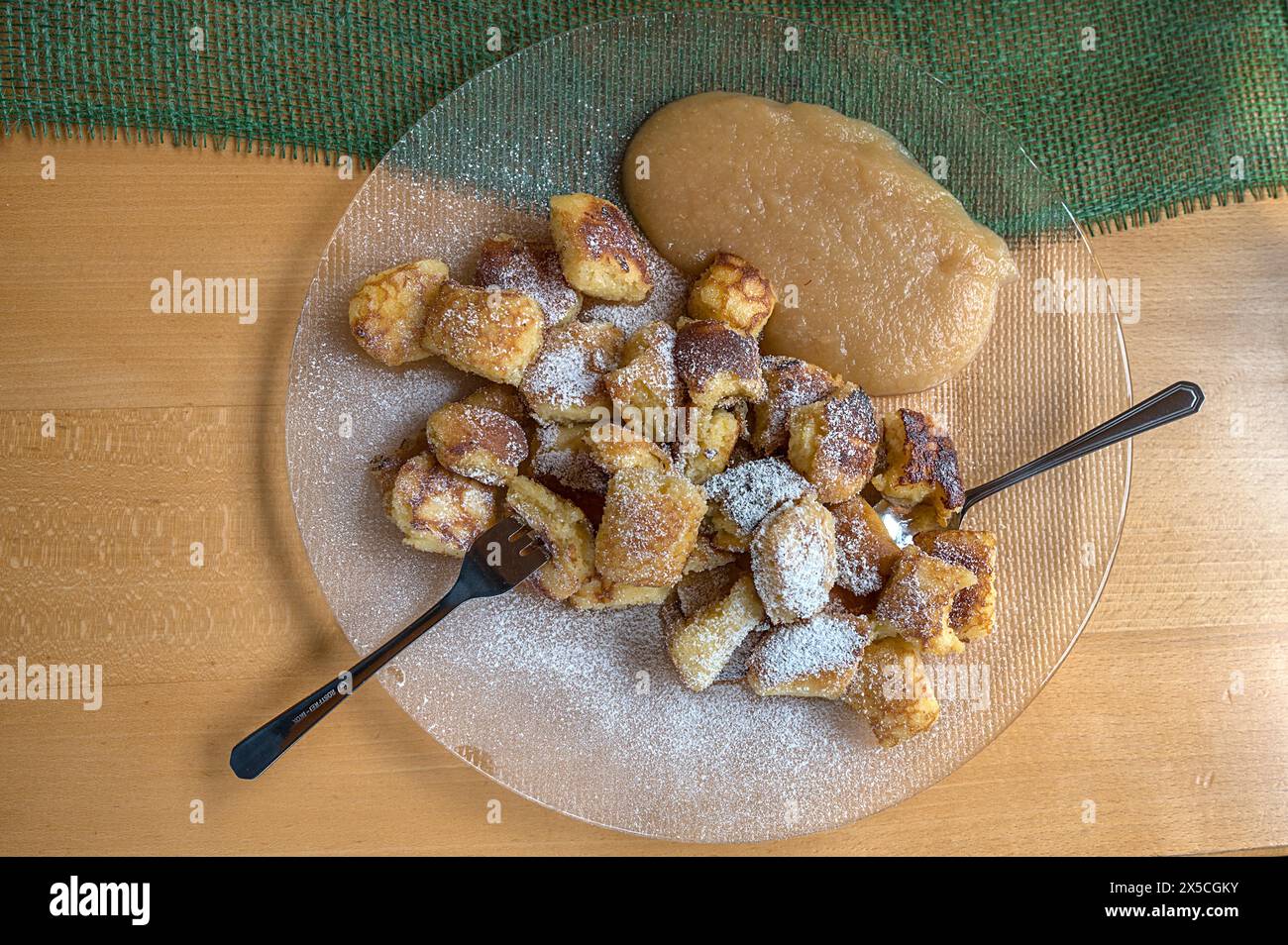 Franconian Kaiserschmarrn avec sauce aux pommes servi dans une auberge, Franconie, Bavière, Allemagne Banque D'Images