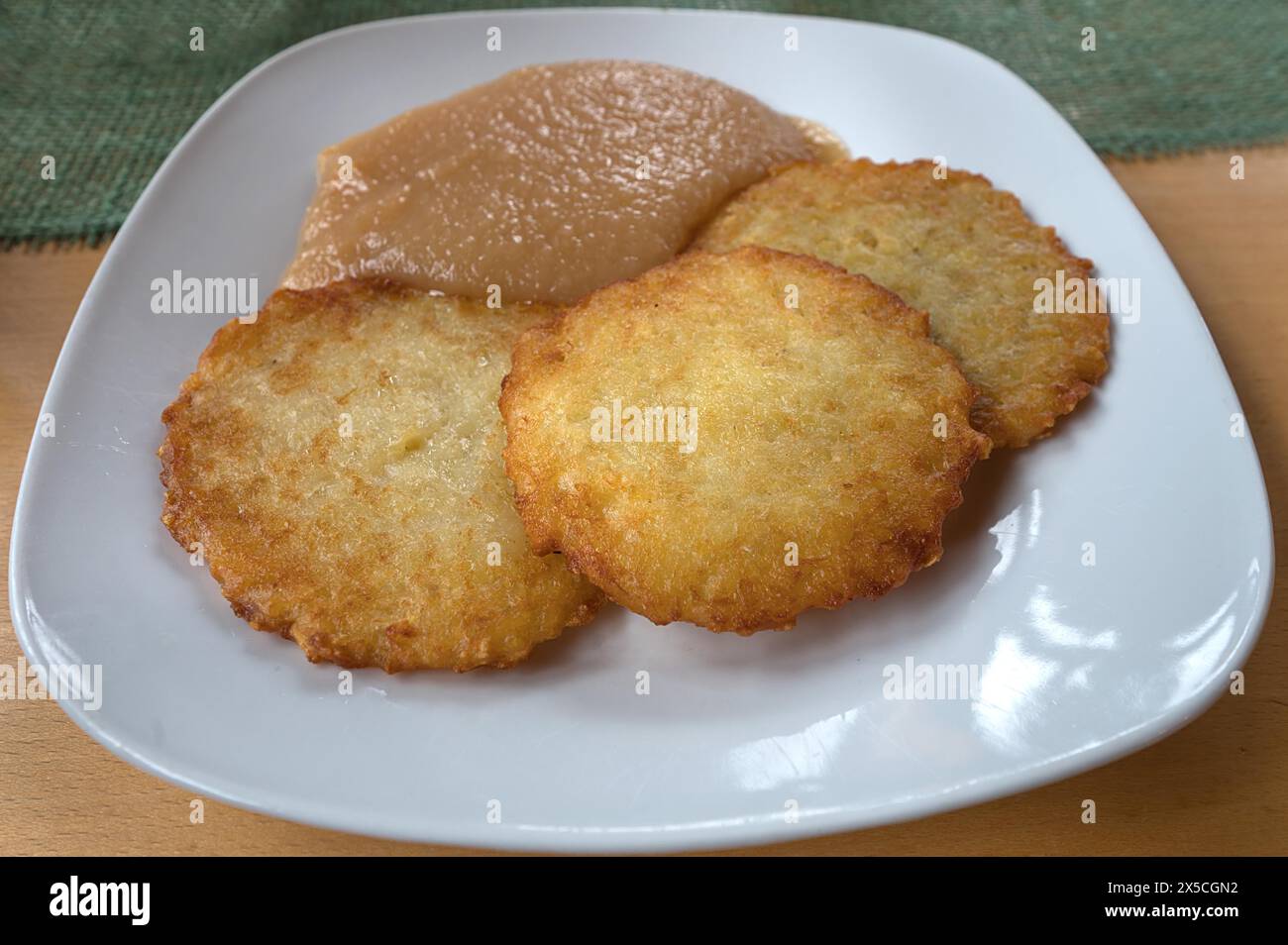 Baggers franconiens, crêpes de pommes de terre avec sauce aux pommes servies dans un pub, Franconie, Bavière, Allemagne Banque D'Images