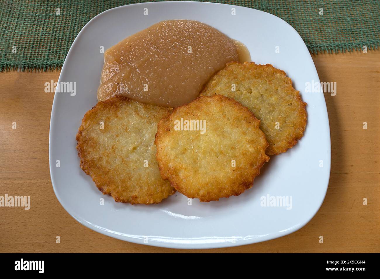 Baggers franconiens, crêpes de pommes de terre avec sauce aux pommes servies dans un pub, Franconie, Bavière, Allemagne Banque D'Images
