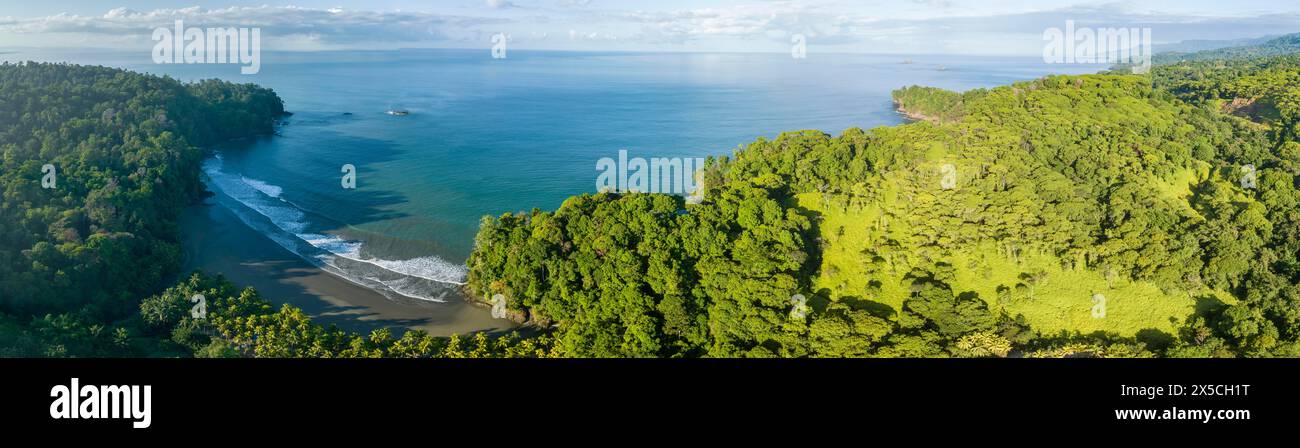 Vue aérienne, océan et côte avec forêt tropicale, Playa Ventanas, province de Puntarenas, Costa Rica Banque D'Images
