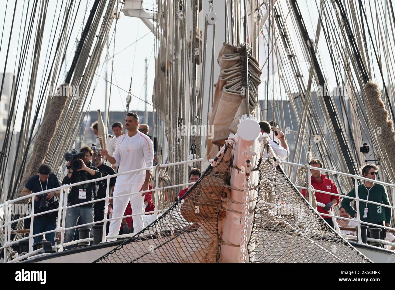 Marseille, France. 8 mai 2024. Le porte-flambeau Florent Manaudou, champion de France olympique masculin de natation du 50 m libre en 2012, porte la flamme olympique de Paris 2024 sur le navire à trois mâts Belem au Vieux-Port lors d'une cérémonie à Marseille, dans le sud de la France, le 8 mai 2024. Crédit : Julien Mattia/Xinhua/Alamy Live News Banque D'Images