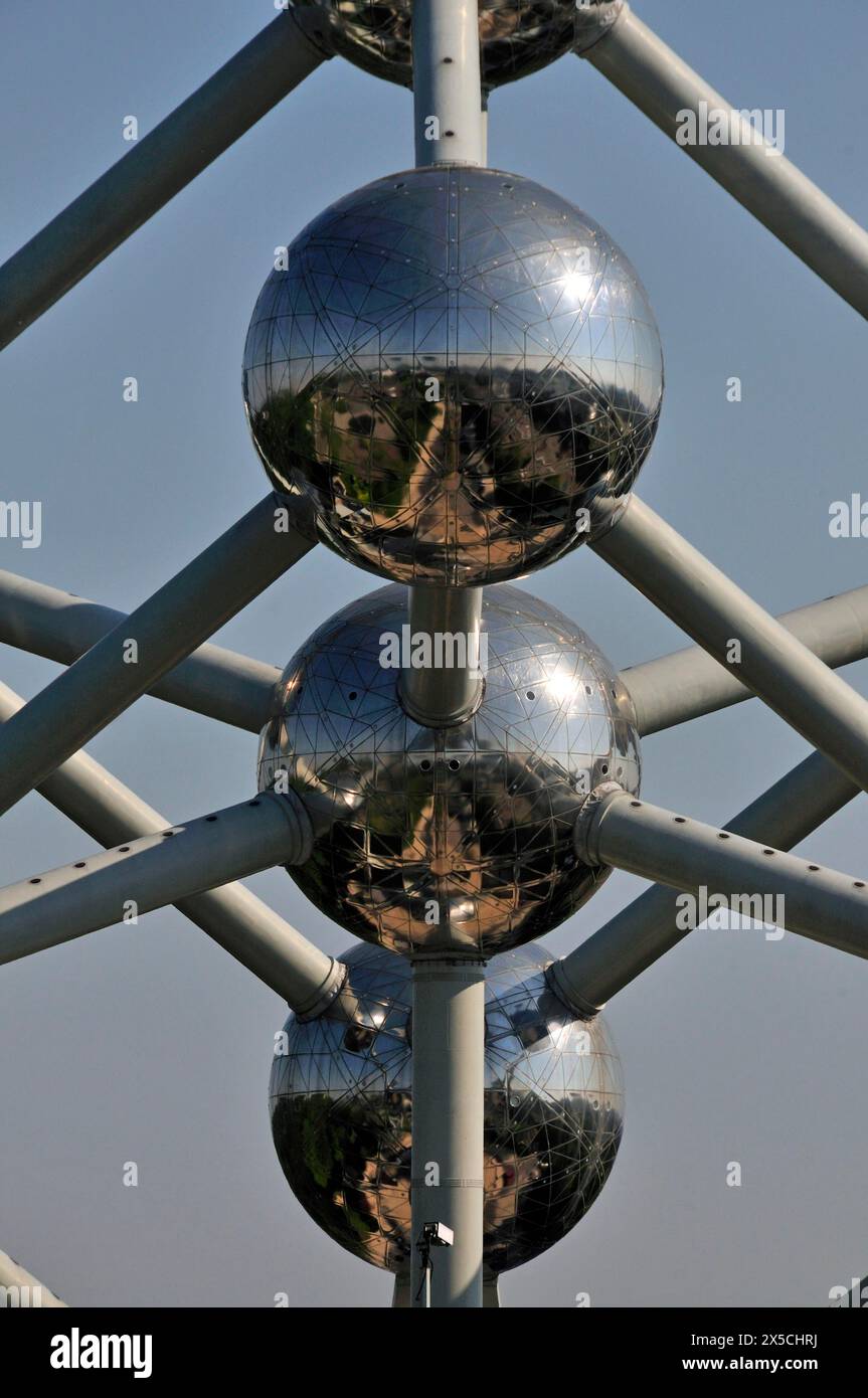 Atomium, construit en 1958 pour l'exposition universelle, utilise neuf atomes pour représenter la cellule élémentaire cubique centrée sur le corps d'une structure cristalline de fer Banque D'Images
