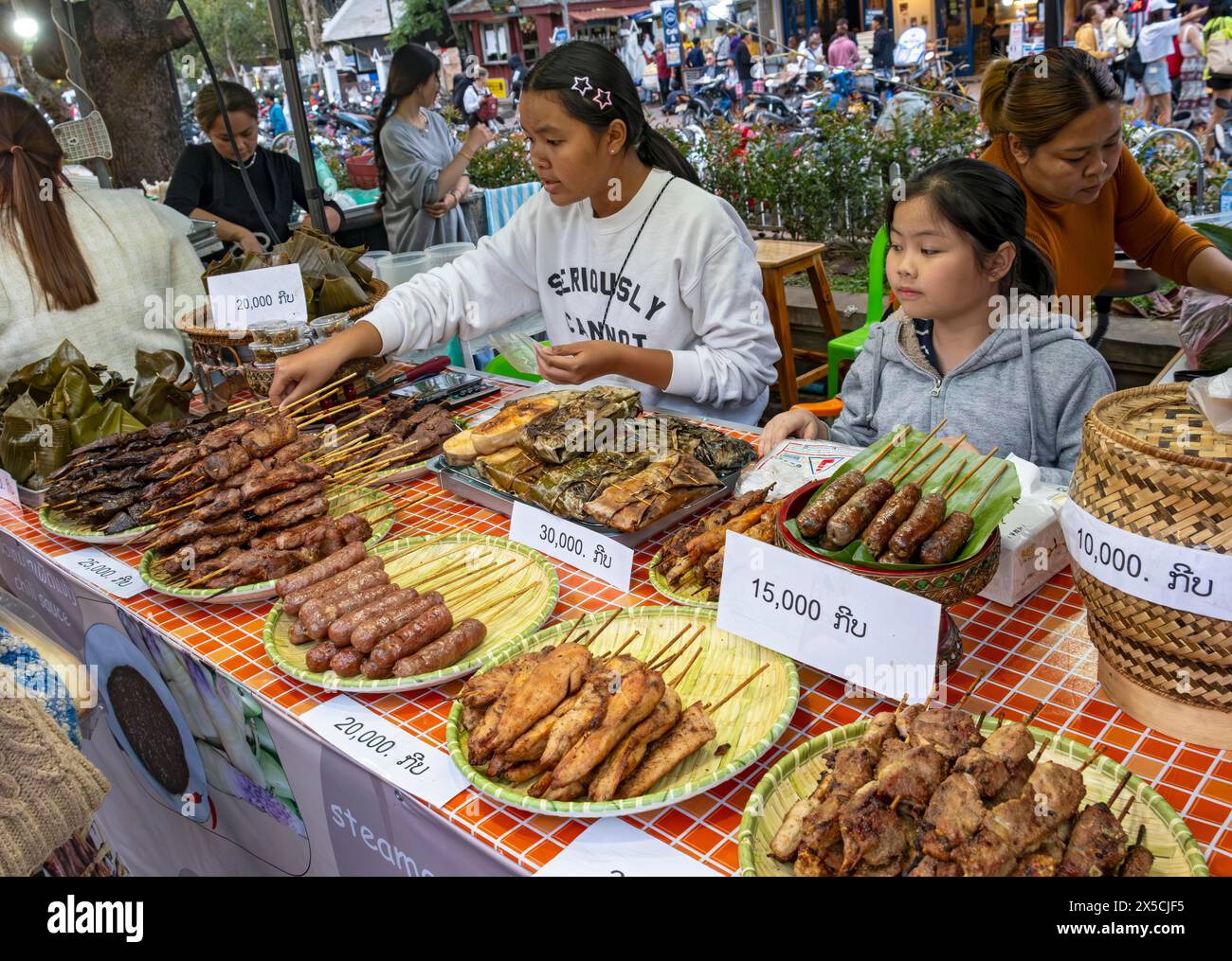 Stand de nourriture au marché nocturne de Luang Prabang, Laos Banque D'Images