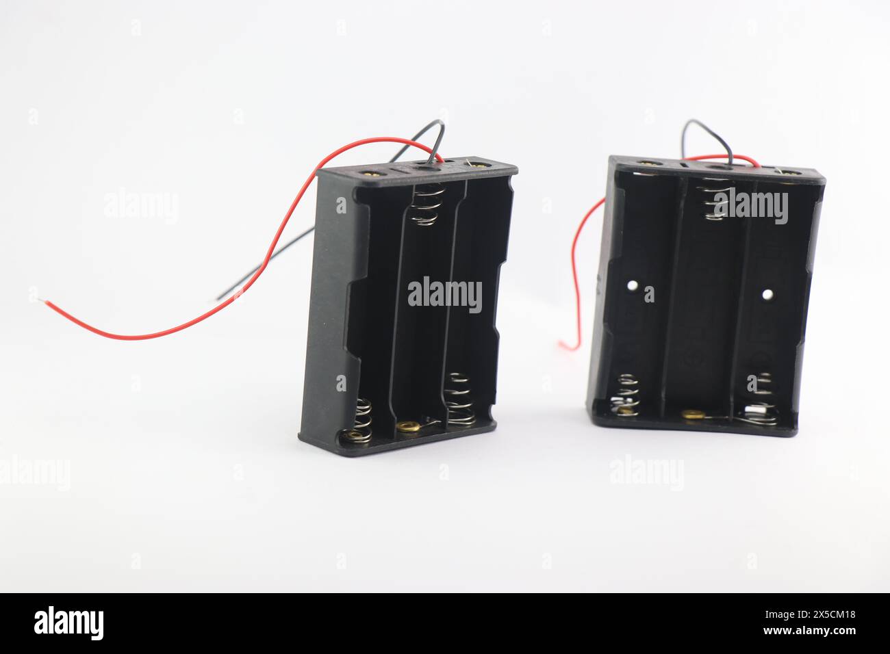 Support de batterie lithium-ion sans couvercle et peut contenir 3 batteries isolées sur le fond blanc Banque D'Images