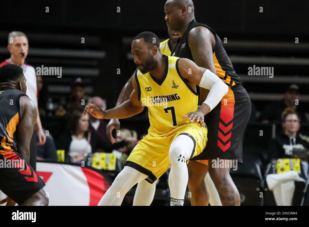 Londres, Canada. 8 mai 2024. Les 5 de Sudbury battent le Lightning de Londres 128-118 dans le match 3 des séries éliminatoires de la demi-finale de la BSL. Londres mène le meilleur des 5 séries 2-1. Antoine Mason (7 ans) du London Lightning jouant la défense. Crédit : Luke Durda/Alamy Live News Banque D'Images