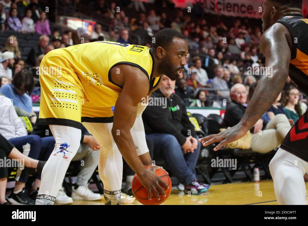 Londres, Canada. 8 mai 2024. Les 5 de Sudbury battent le Lightning de Londres 128-118 dans le match 3 des séries éliminatoires de la demi-finale de la BSL. Londres mène le meilleur des 5 séries 2-1. Antoine Mason (7) du London Lightning au deuxième quart-temps. Crédit : Luke Durda/Alamy Live News Banque D'Images