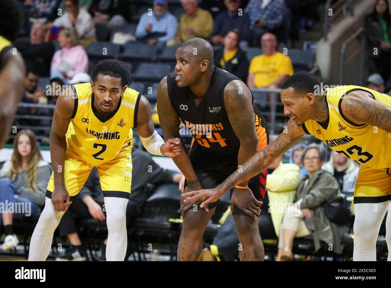 Londres, Canada. 8 mai 2024. Les 5 de Sudbury battent le Lightning de Londres 128-118 dans le match 3 des séries éliminatoires de la demi-finale de la BSL. Londres mène le meilleur des 5 séries 2-1. Jachai Taylor (2) et Billy White (23) du London Lightning gardant Paul Harrison (34) du Sudbury Five. Crédit : Luke Durda/Alamy Live News Banque D'Images