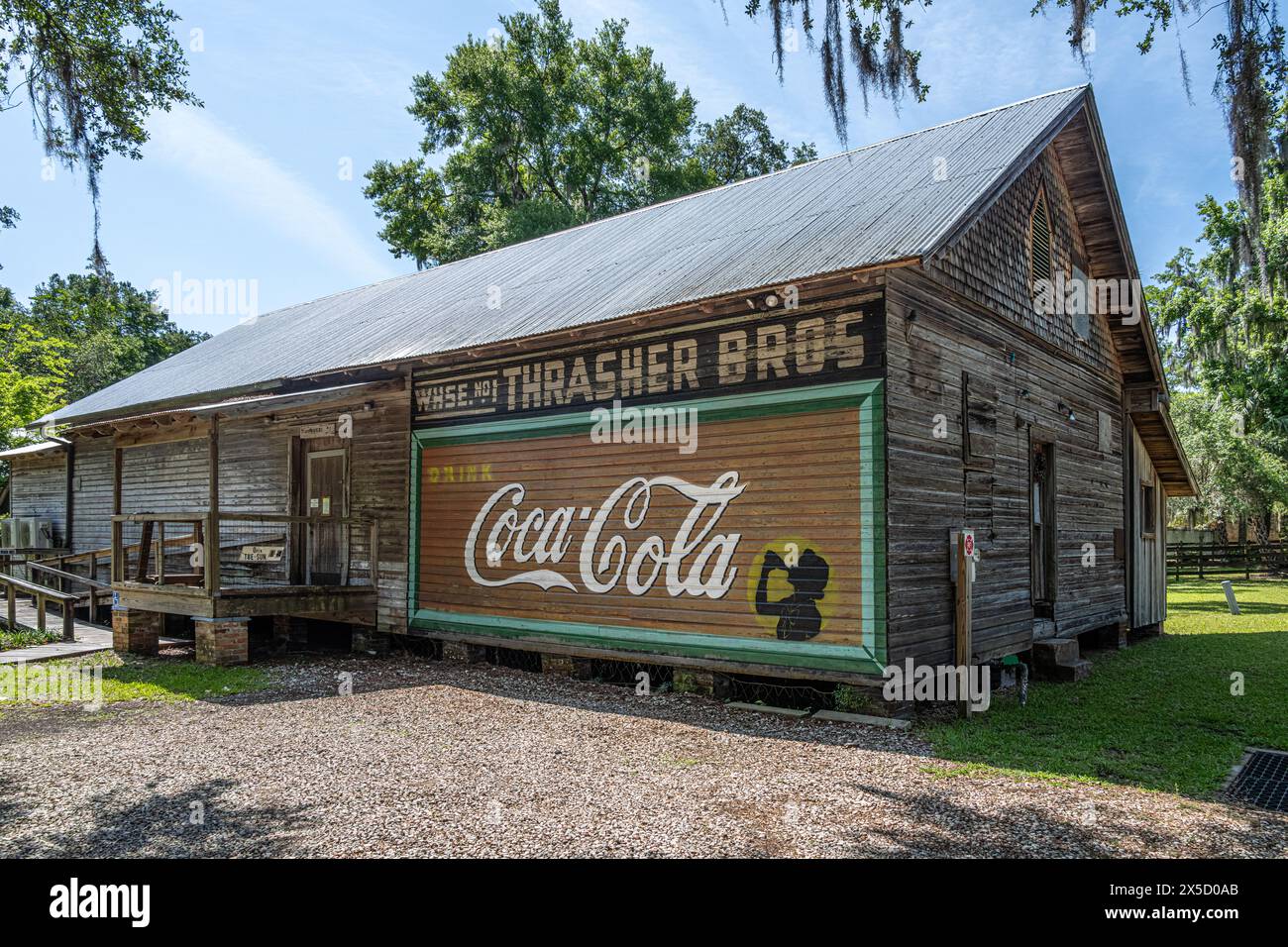 Le Musée de la Société historique de Micanopy dans l'ancien entrepôt de Thrasher Bros. avec peinture murale Coca-Cola peinte à Micanopy, en Floride. (ÉTATS-UNIS) Banque D'Images